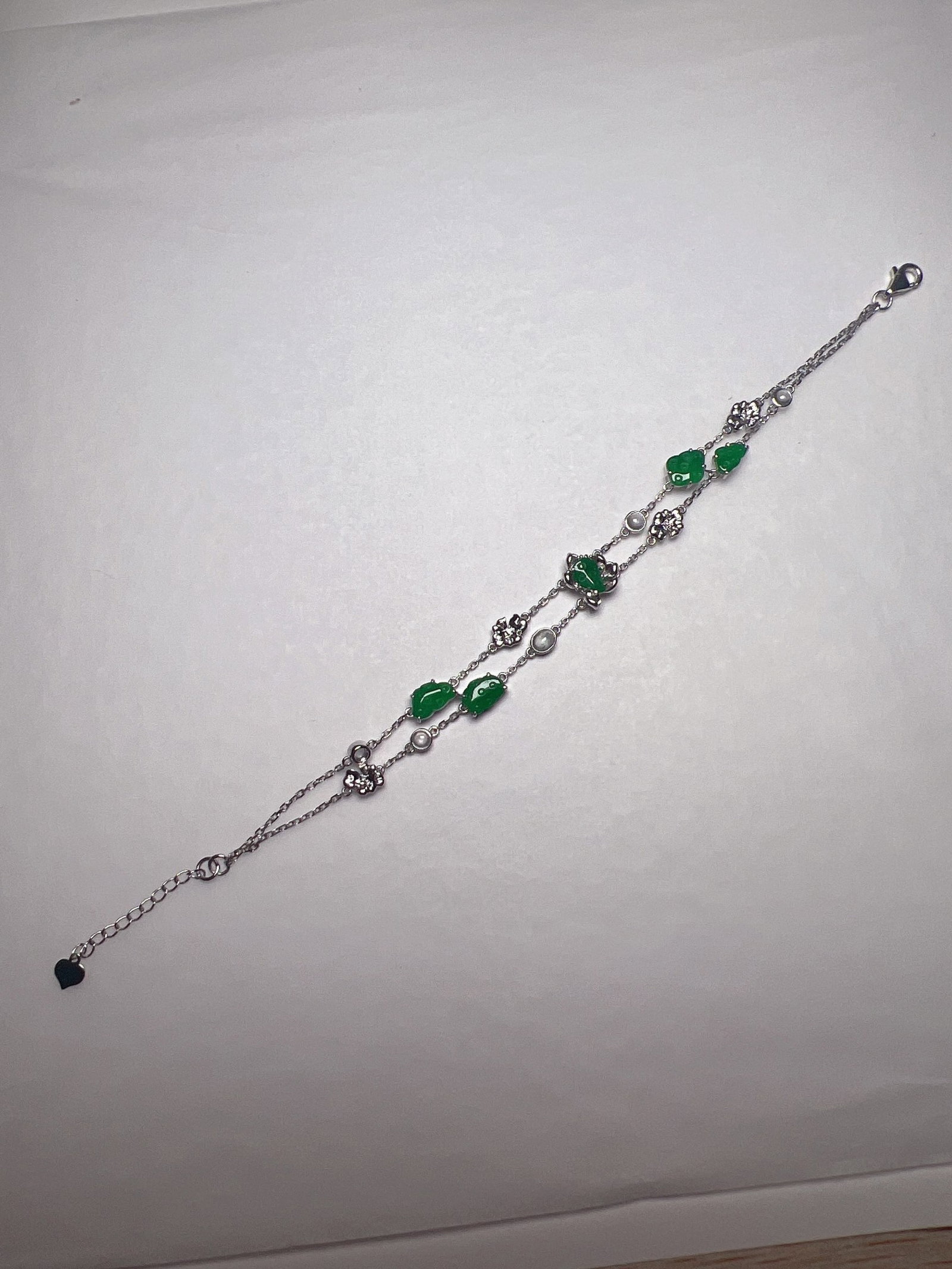 An Exquisite 18k Gold Diamond Inlaid Jadeite Bracelet: An Exquisite 18k Gold Diamond Inlaid Jadeite Bracelet,Size(Loose Stone):0.3inx0.2in,0.3inx0.2in,0.3inx0.2in 18k金钻镶嵌翡翠手链