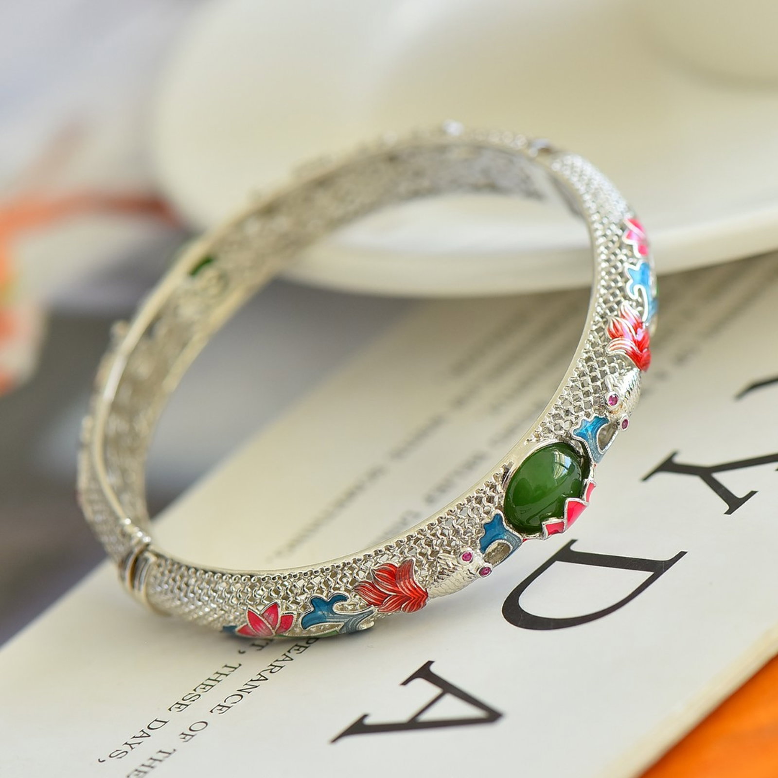 An Exquisite Sterling Silver Inlaid Jasper Flower Pattern Bracelet: An Exquisite Sterling Silver Inlaid Jasper Flower Pattern Bracelet,Size:0.3inx0.4in 纯银镶碧玉花卉纹手镯