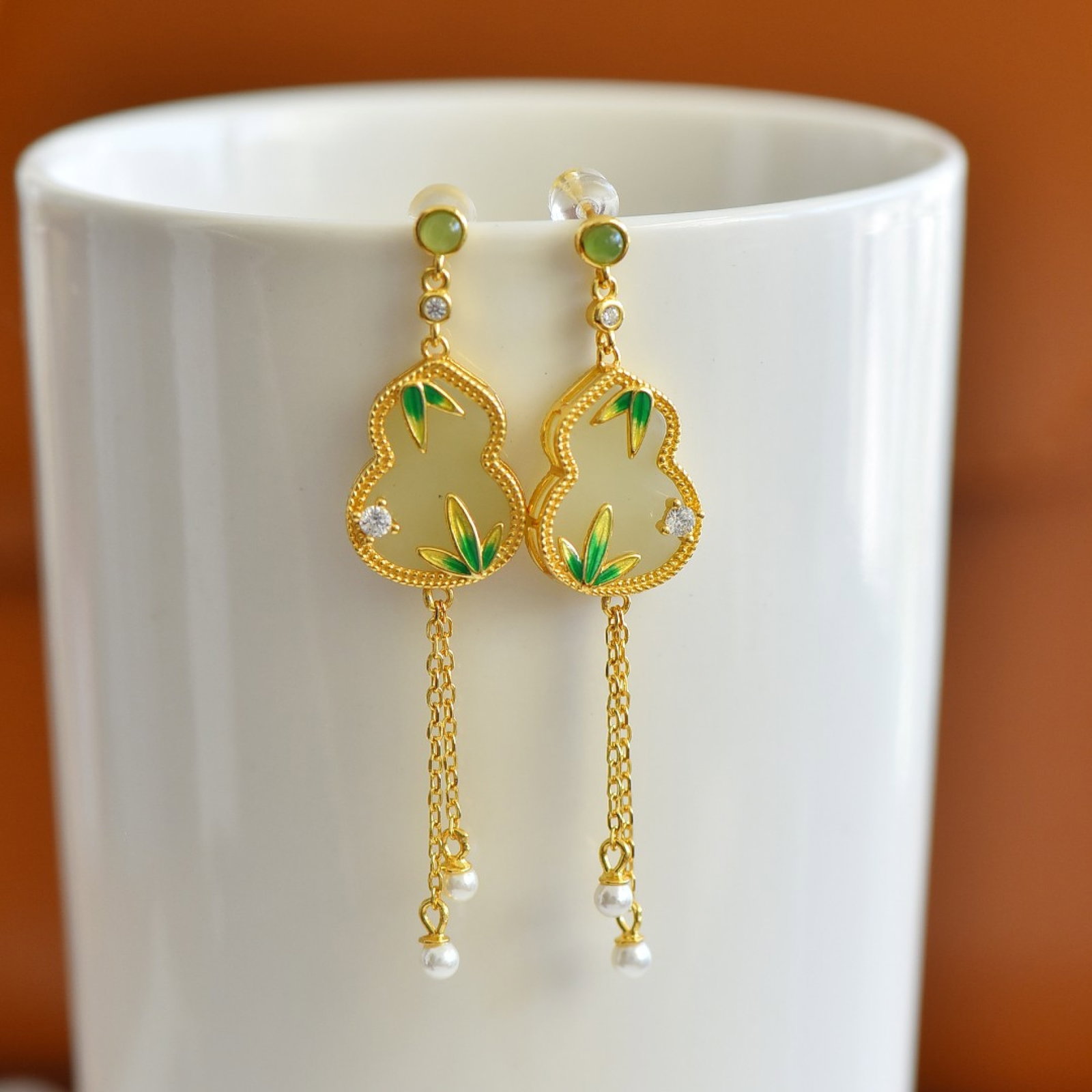 A Pair of Exquisite Sterling Silver-Gold Plated Inlaid White Jade Enamel Earrings: A Pair of Exquisite Sterling Silver-Gold Plated Inlaid White Jade Enamel Earrings,Size:0.5inx0.7in 一对纯银镀金镶白玉珐琅耳Ĩ