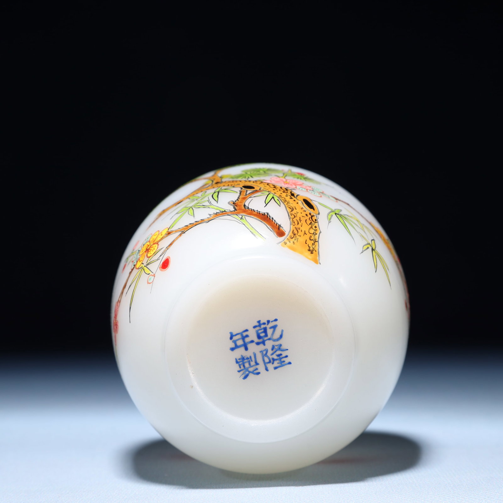 An Exquisite Glass Flower Pattern Vase - 10