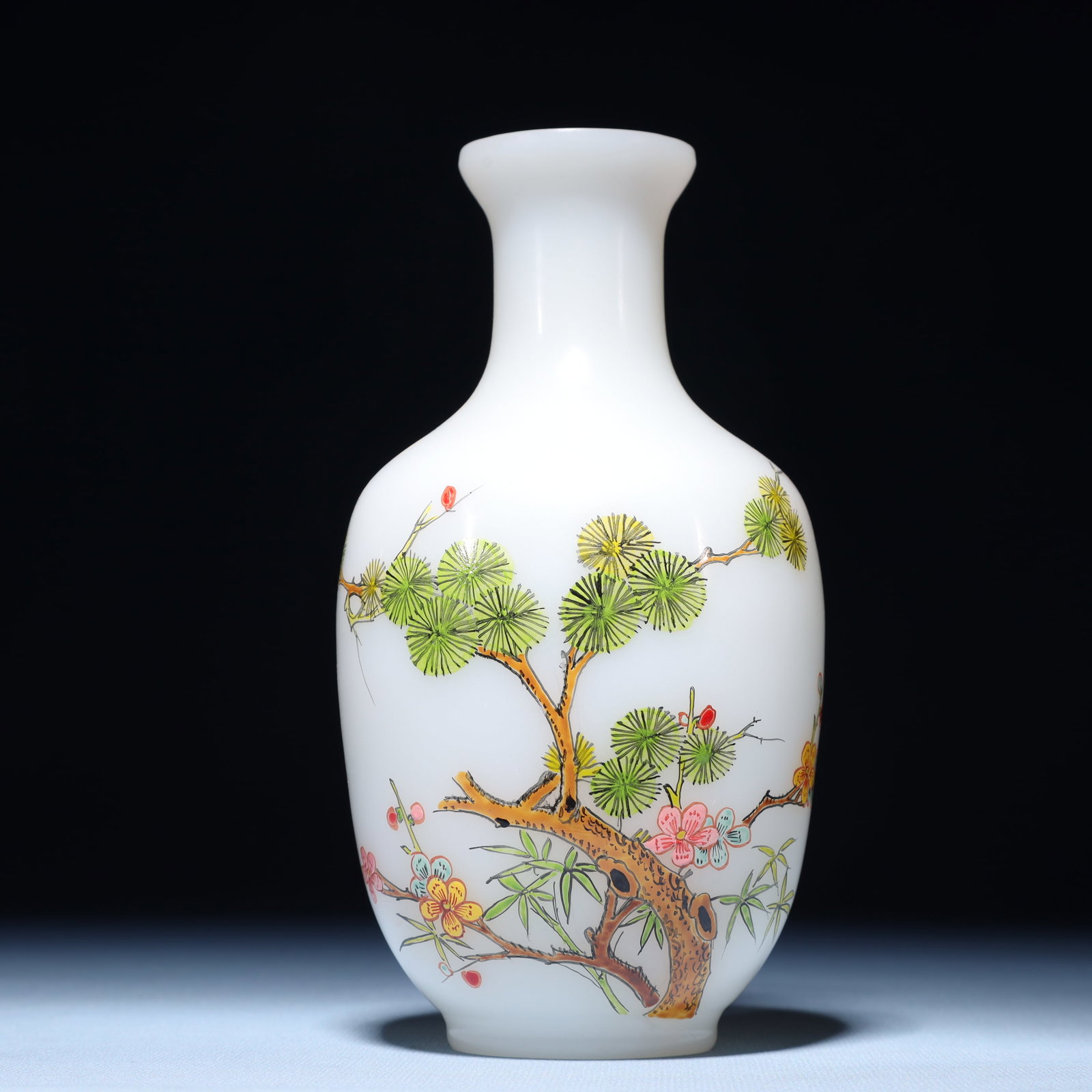 An Exquisite Glass Flower Pattern Vase (1 of 10)
