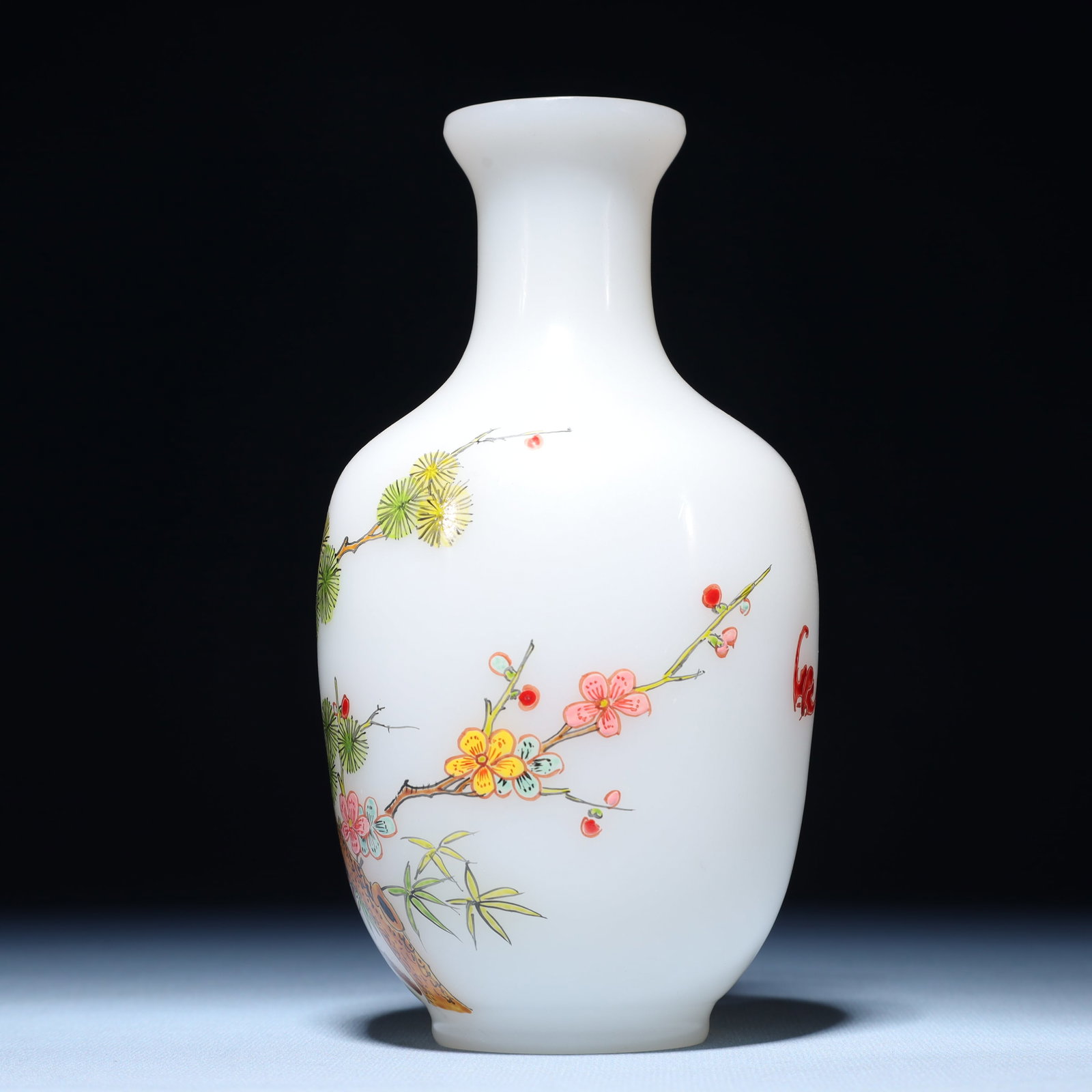 An Exquisite Glass Flower Pattern Vase - 3