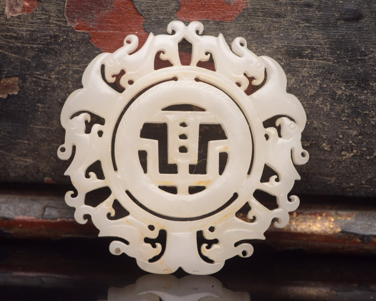An Exquisite White Jade Phoenix Pattern Pendant: An Exquisite White Jade Phoenix Pattern Pendant,Qing Dynasty,China,Size:2.1inx2.1inx0.2in,Weight:26g 白玉凤纹牌,中国清代
