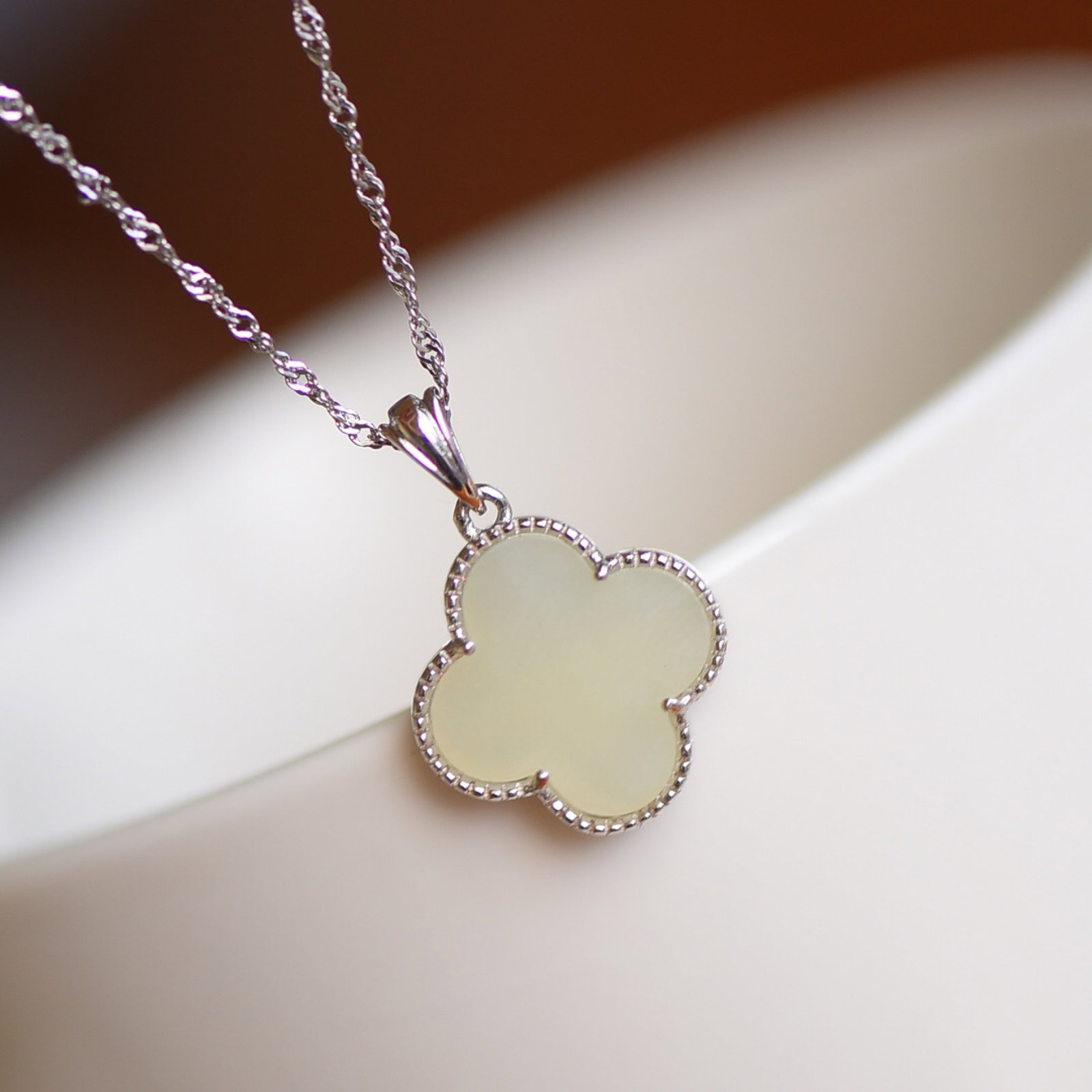 An Exquisite Sterling Silver Inlaid White Jade Pendant: An Exquisite Sterling Silver Inlaid White Jade Pendant , Size :0.6inx0.6in 纯银镶白玉吊坠,尺寸:0.6inx0.6in