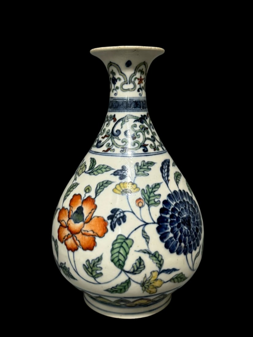 An Exquisite Doucai Flower Pattern Vase - 2