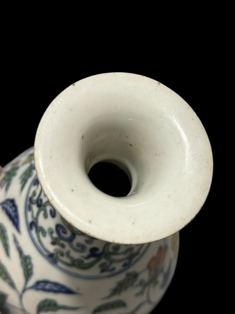 An Exquisite Doucai Flower Pattern Vase - 4