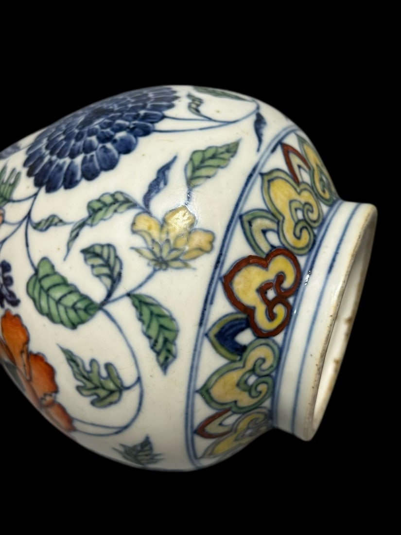 An Exquisite Doucai Flower Pattern Vase - 5