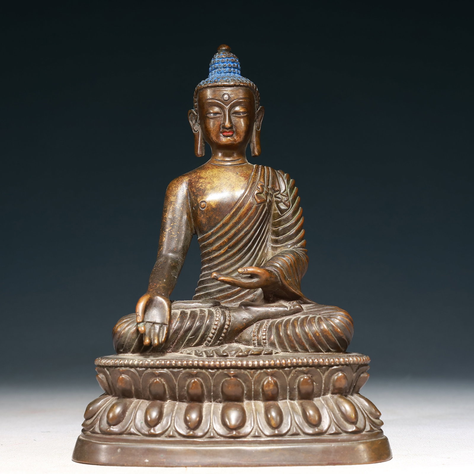 A Solemn Bronze Statue of Sakyamuni: A Solemn Bronze Statue of Sakyamuni,Qing Dynasty,China,Size:5.5inx3.5inx8.1in,Weight:1950g 铜释迦摩尼像,中国清代