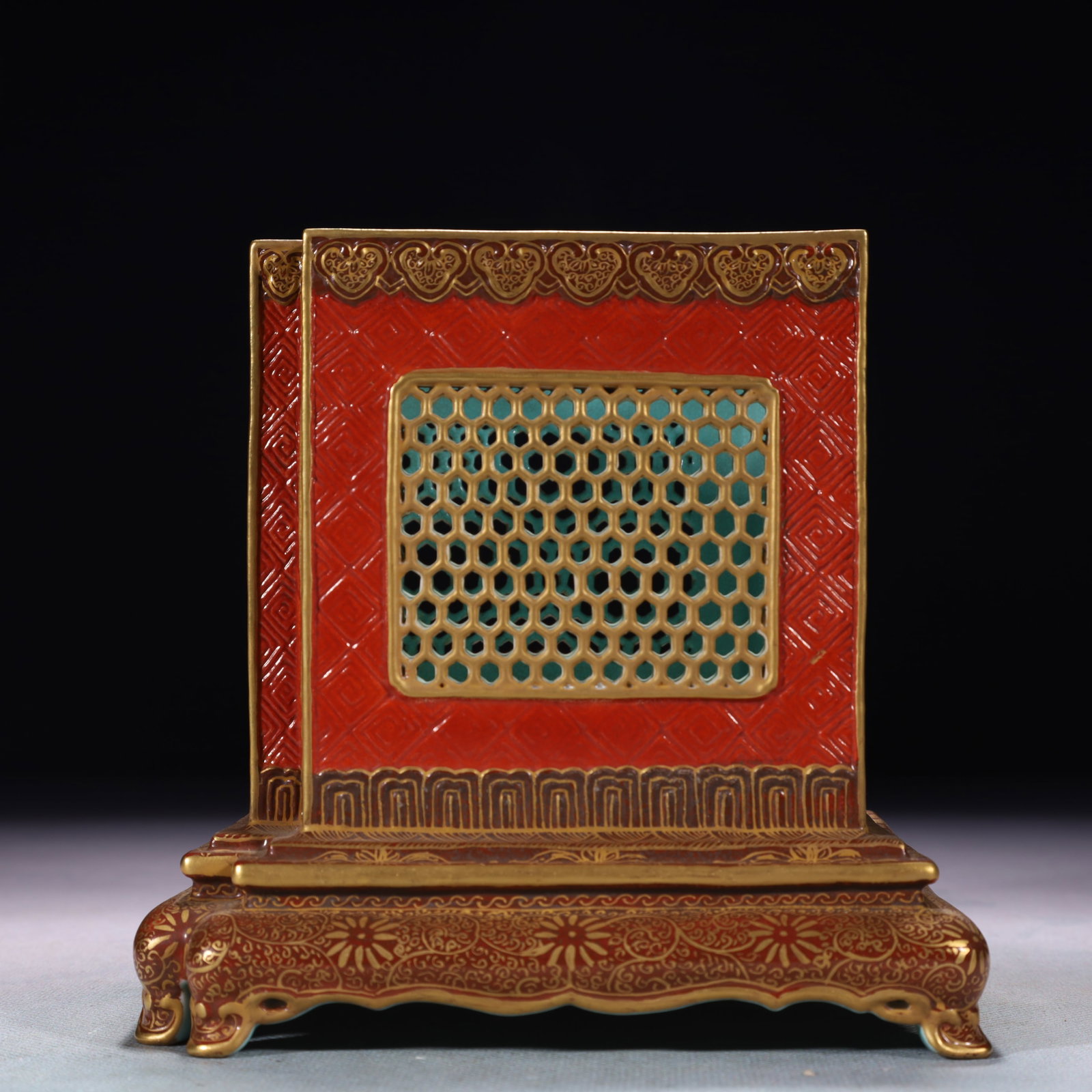 An Exquisite Iron-Red Painted Gold Flower Pattern Brush Pot: An Exquisite Iron-Red Painted Gold Flower Pattern Brush Pot,Qing Dynasty,China,Qianlong Six-character Mark,Size:5.5inx4.7inx5.3in,Weight:800g 矾红描金花卉纹&#