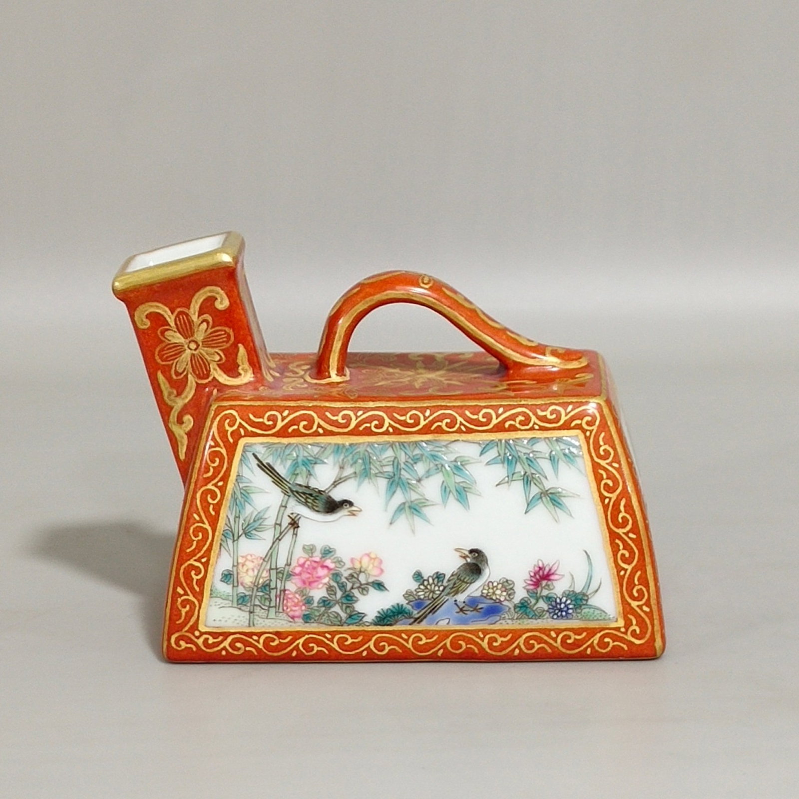 An Exquisite Coral Red Glazed Famille-Rose Painted Gold Flower and Bird Pattern Water Pot: An Exquisite Coral Red Glazed Famille-Rose Painted Gold Flower and Bird Pattern Water Pot,Qing Dynasty,China,Size:2.2inx2.6in 珊瑚红粉彩描金花鸟&#