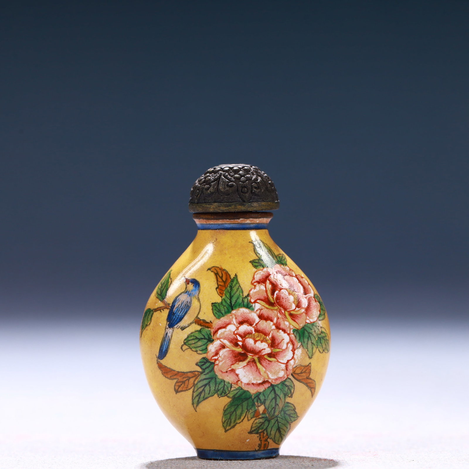 An Exquisite Painted Enamel Flower and Bird Pattern Snuff Bottle: An Exquisite Painted Enamel Flower and Bird Pattern Snuff Bottle,Qing Dynasty, China,Qianlong Four-character Mark,Size:1.2inx0.4inx2in,Weight:31g 画珐琅花鸟纹࿬