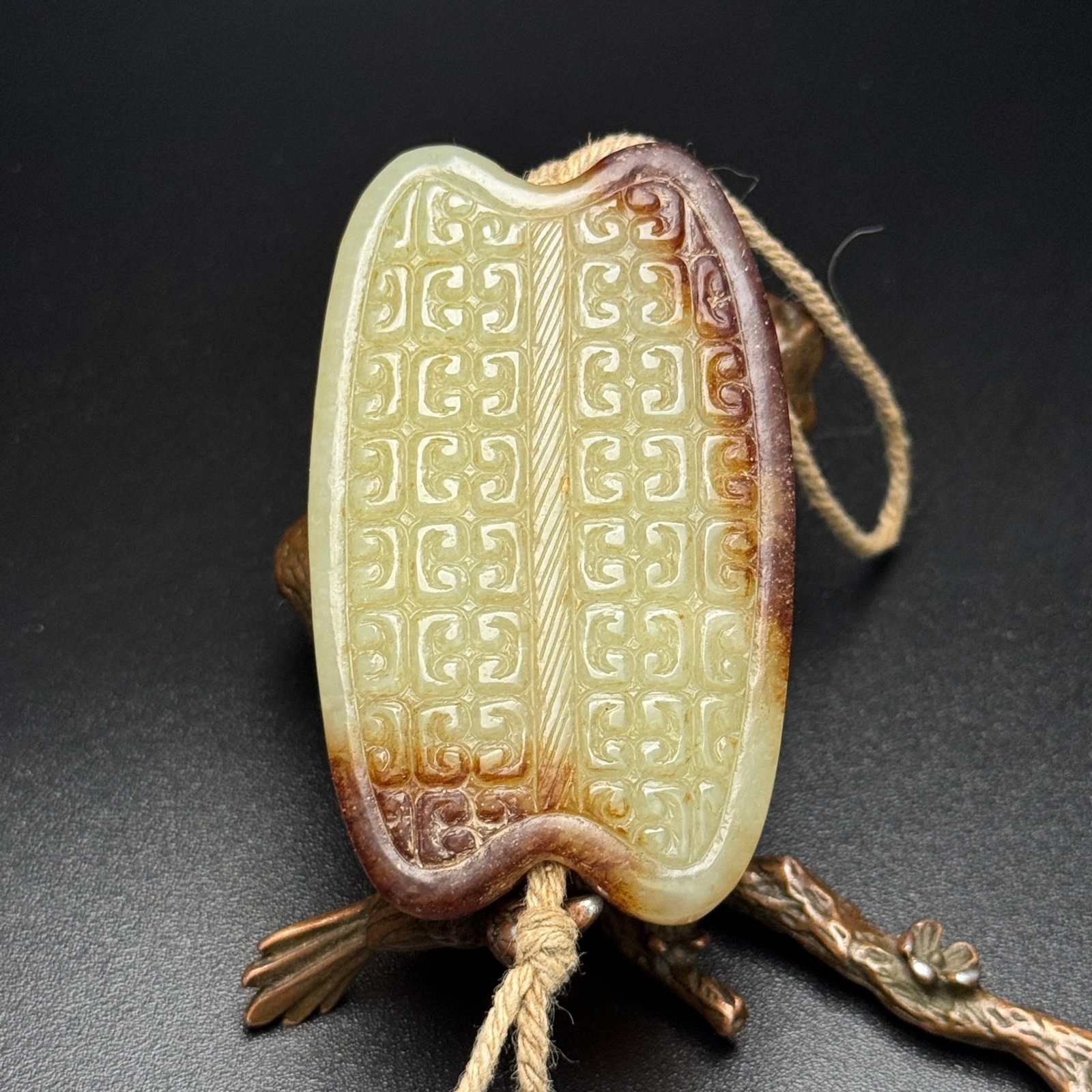 An Exquisite White Jade Ruyi Pattern Pendant: An Exquisite White Jade Ruyi Pattern Pendant,Qing Dynasty,China,Size:2.6inx1.6inx0.5in,Weight:63g 白玉如意纹挂件,中国清代