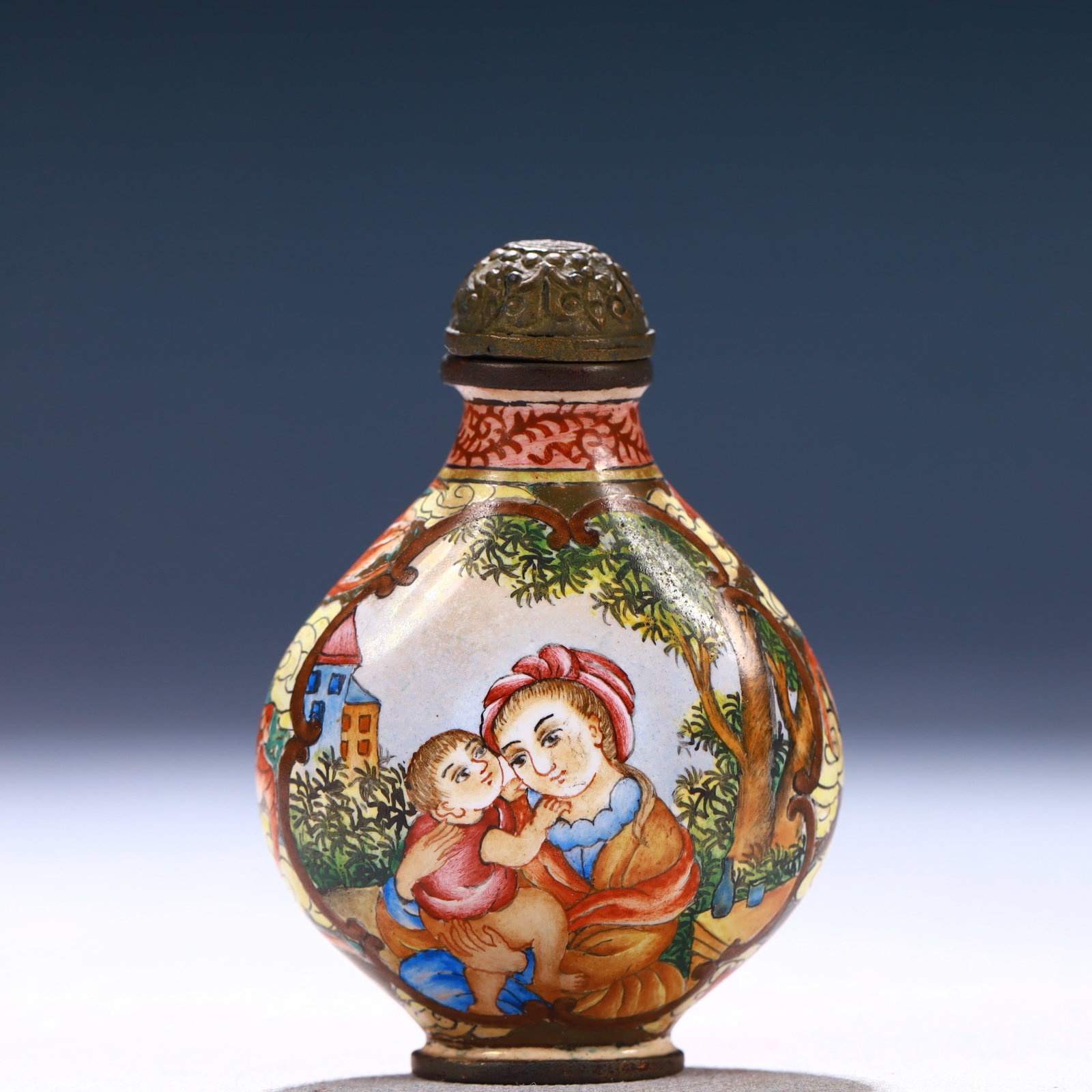 An Exquisite Painted Enamel Figure Pattern Snuff Bottle: An Exquisite Painted Enamel Figure Pattern Snuff Bottle,Qing Dynasty, China,Qianlong Four-character Mark,Size:1.6inx0.8inx2in,Weight:40g 画珐琅人物纹鼻烟
