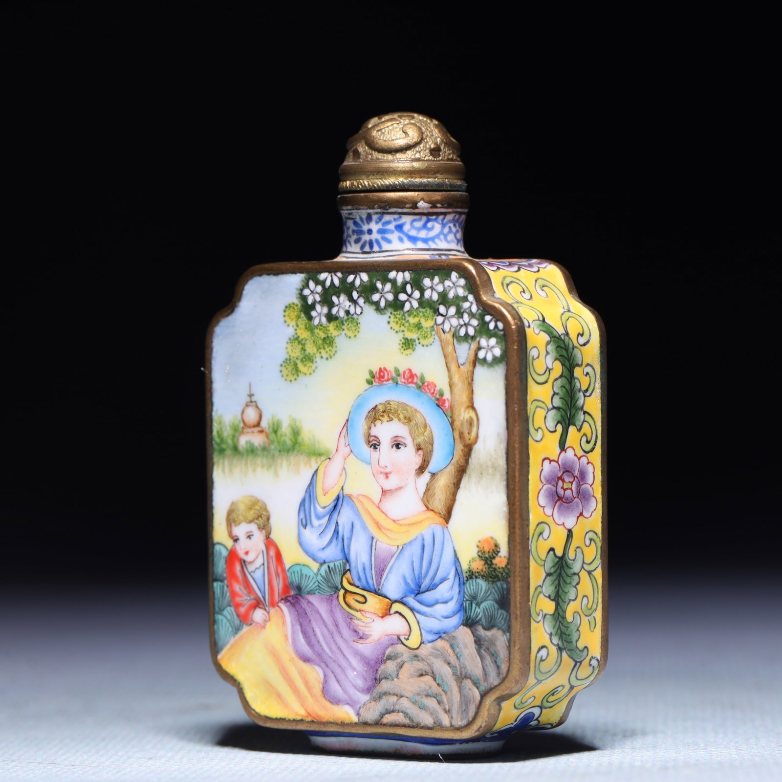 An Exquisite Painted Enamel Figure Pattern Snuff Bottle - 2