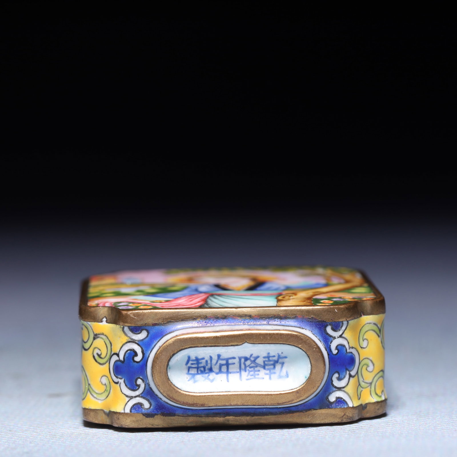 An Exquisite Painted Enamel Figure Pattern Snuff Bottle - 8