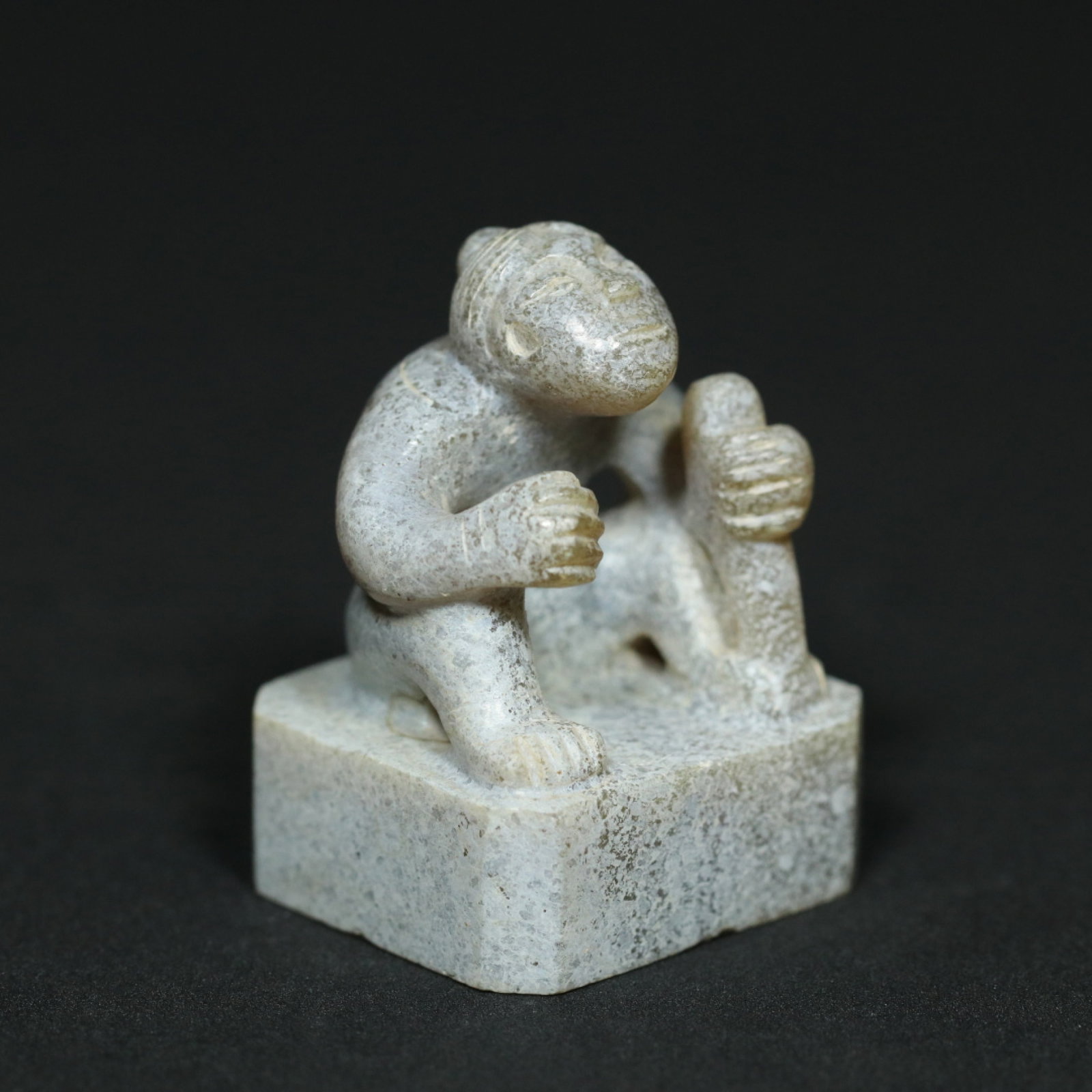 An Exquisite White Jade Figure Pattern Seal: An Exquisite White Jade Figure Pattern Seal,Han Dynasty,China,Size:1.6inx1.2inx1.1in,Weight:44.3g 白玉人物纹印章,中国汉代