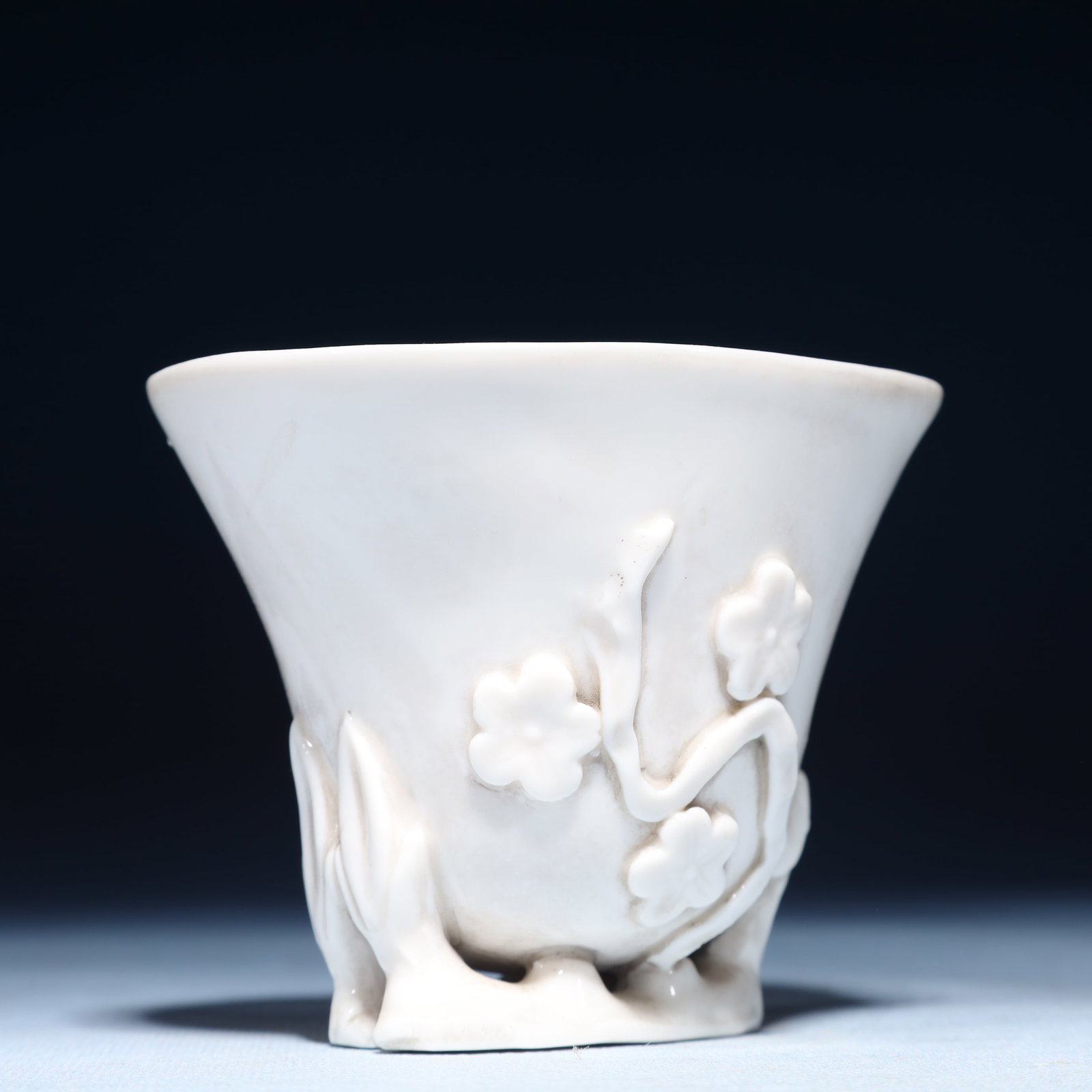An Exquisite Blance-De-Chine Flower Pattern Cup - 4