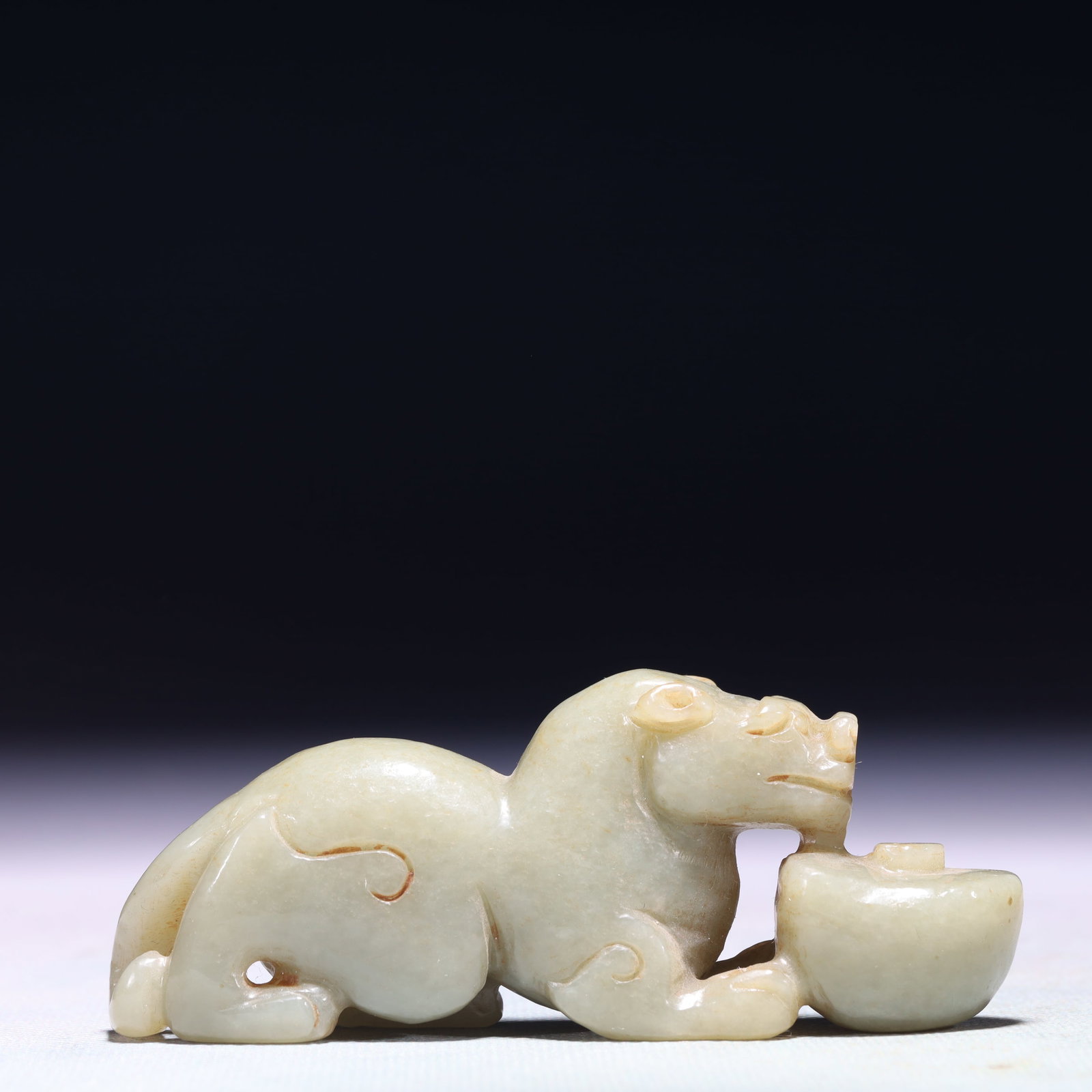 An Exquisite White Jade Beast Ornament: An Exquisite White Jade Beast Ornament,Qing Dynasty,China,Size:4.1inx0.8inx0.9in,Weight:124.4g 白玉兽摆件,中国清代