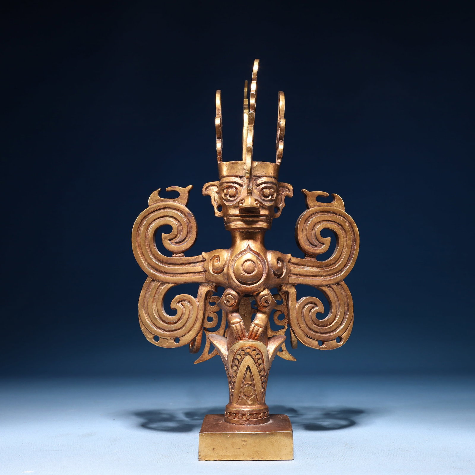 An Exquisite Gilt Bronze Figure Ornament: An Exquisite Gilt Bronze Figure Ornament,Qing Dynasty,China,Size:5.5inx7.9inx13.8in,Weight:2150g 铜鎏金人物摆件,中国清代