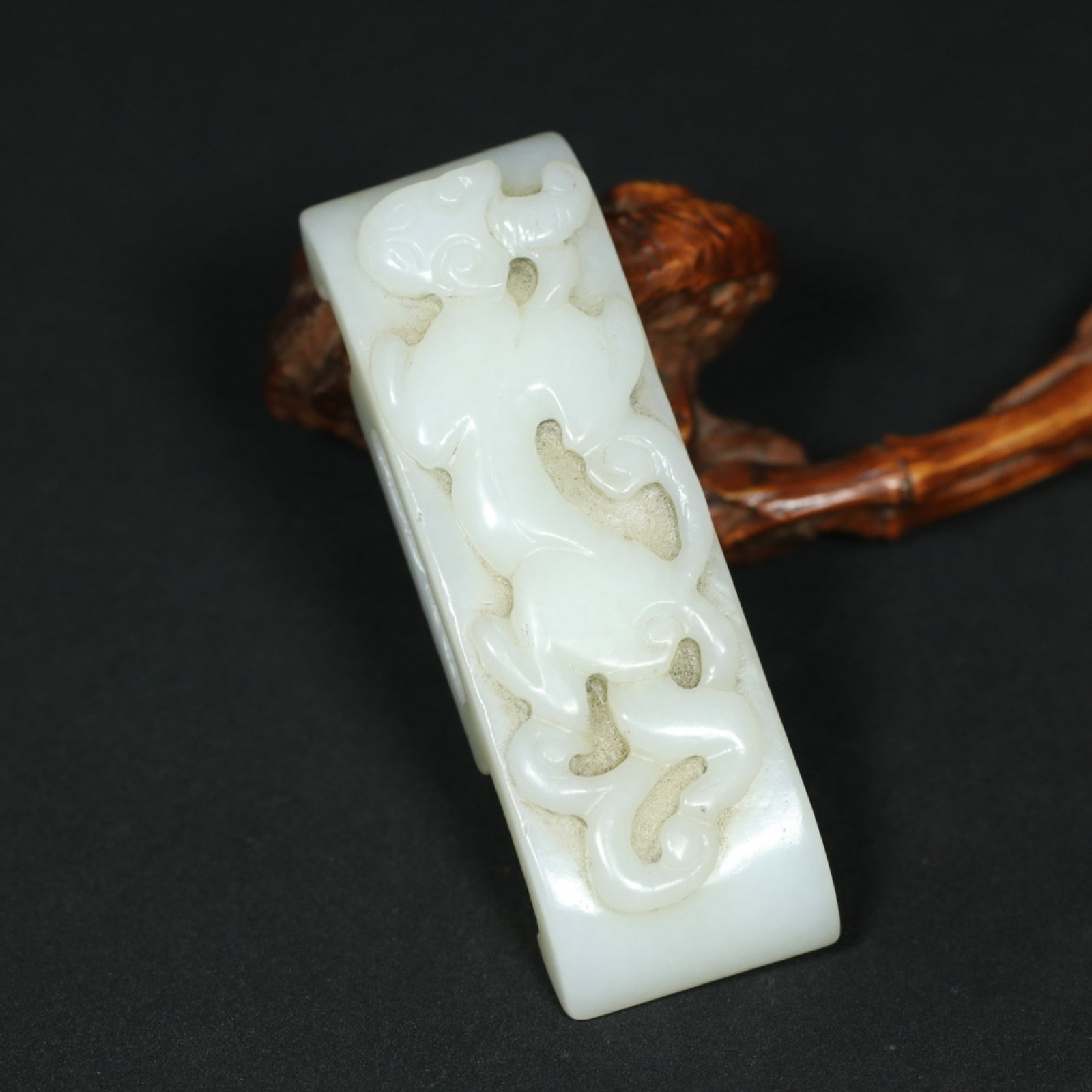 An Exquisite White Jade Chi-Dragon Pattern Pendant: An Exquisite White Jade Chi-Dragon Pattern Pendant,Ming Dynasty,China,Size:3.1inx1inx0.7in,Weight:64.3g 白玉螭龙纹挂件,中国明代