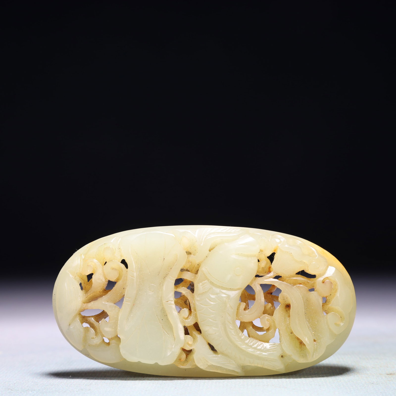 An Exquisite White Jade Fish Pattern Pendant: An Exquisite White Jade Fish Pattern Pendant,Qing Dynasty,China,Size:3.5inx1.8in,Weight:71.9g 白玉鱼纹佩,中国清代