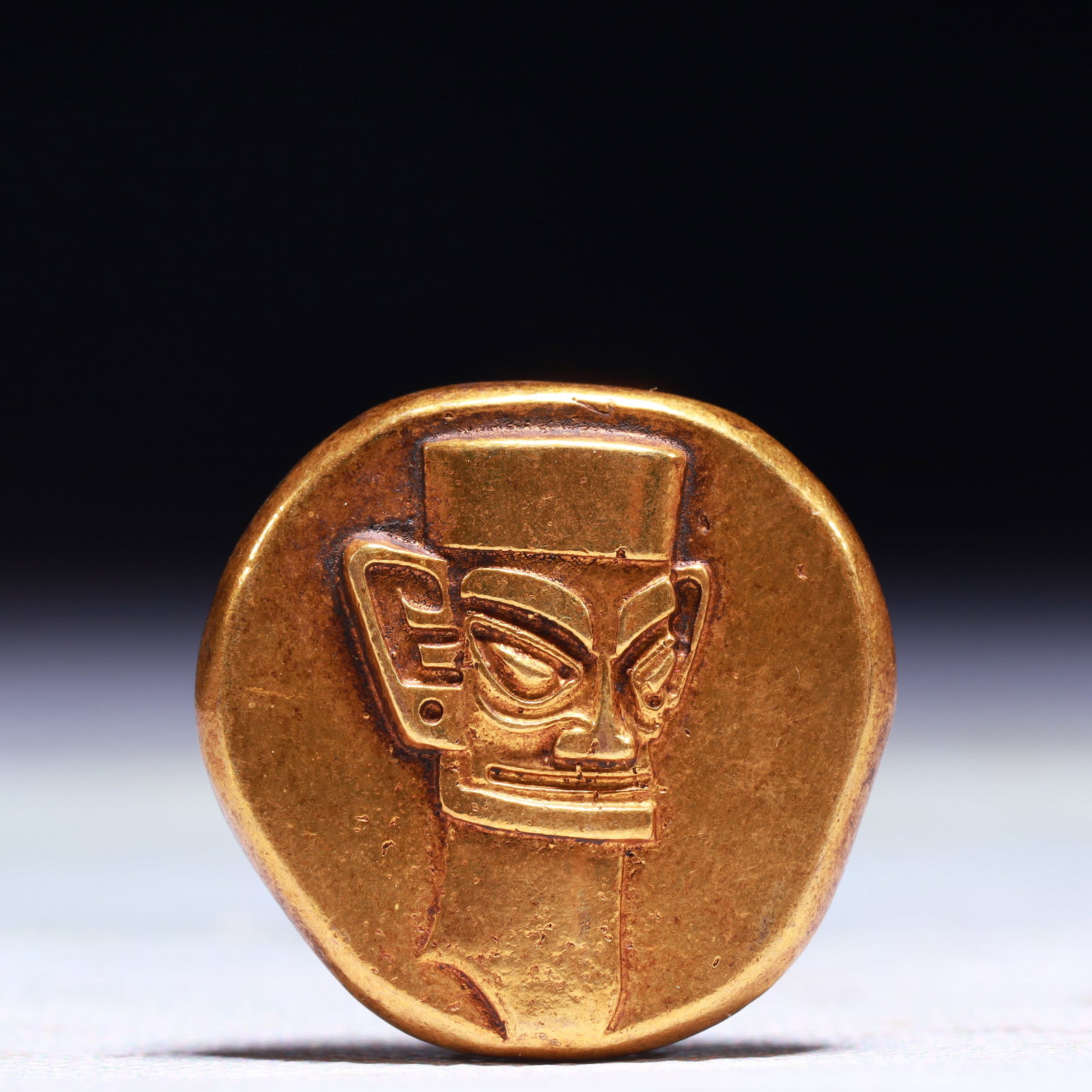 An Exquisite Gilt Bronze Cash Coin: An Exquisite Gilt Bronze Cash Coin,Shang Dynasty,China,Size:1.2in,Weight:29g 铜鎏金钱币,中国商代