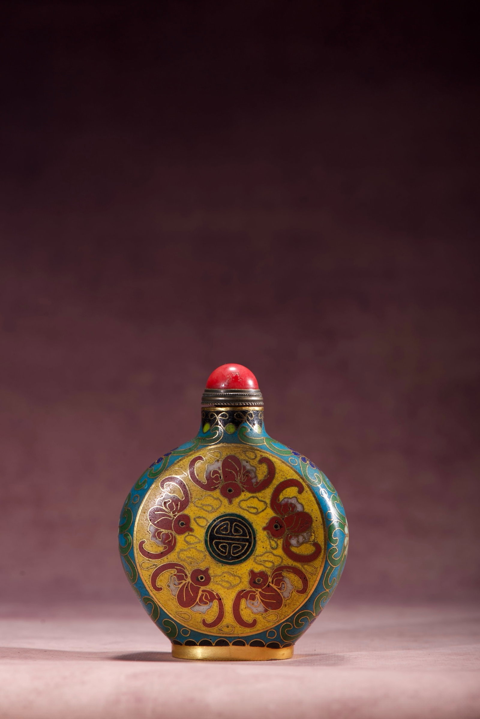 An Exquisite Cloisonne Bats and Peach Pattern Snuff Bottle: An Exquisite Cloisonne Bats and Peach Pattern Snuff Bottle,Qing Dynasty,China,Yongzheng Four-character Mark,Size:3.1inx2.4inx1.1in,Weight:80g 景泰蓝福寿纹鼻&#