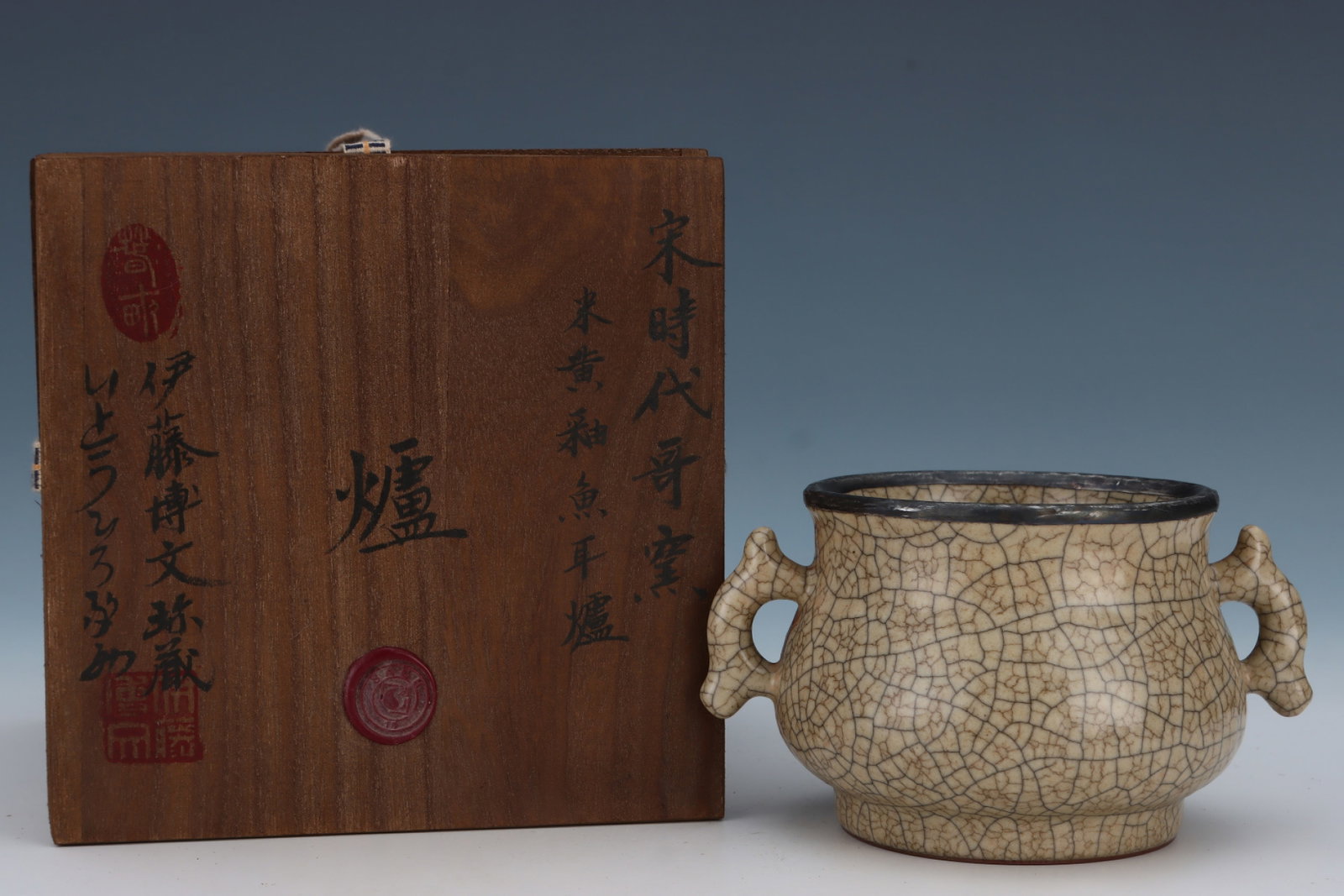 An Exquisite Ge yao Yellow Glazed Cover with Silver Double-Ears Censer,with an Imperial Poem by: An Exquisite Ge yao Yellow Glazed Cover with Silver Double-Ears Censer,with an Imperial Poem by Emperor Qianlong,Song Dynasty,China,Size:3.7inx6.4in 哥窑黄釉银口