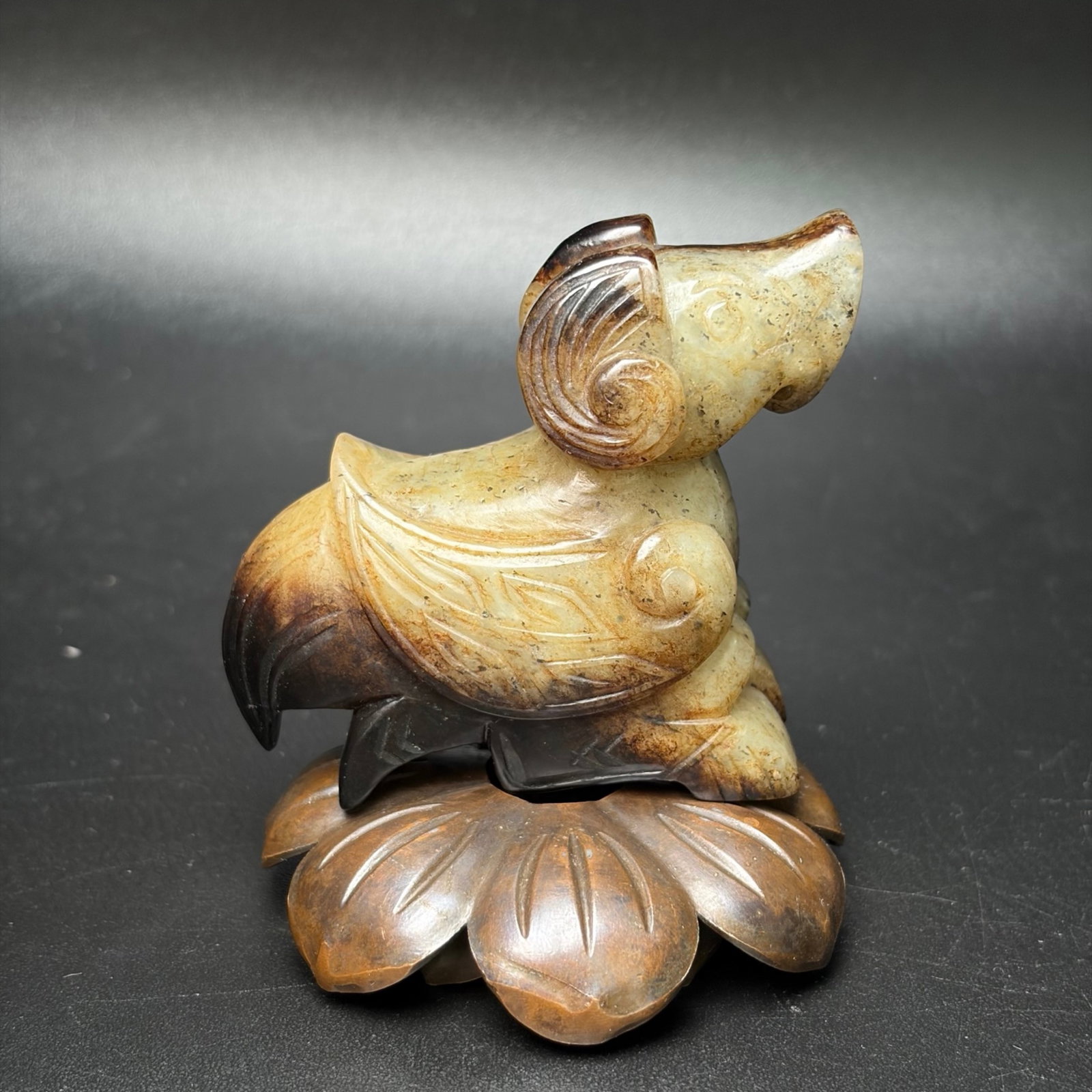 An Exquisite White Jade Bird Pendant: An Exquisite White Jade Bird Pendant,Qing Dynasty,China,Size:2.6inx2.2inx1.2in,Weight:119g 白玉鸟挂件,中国清代