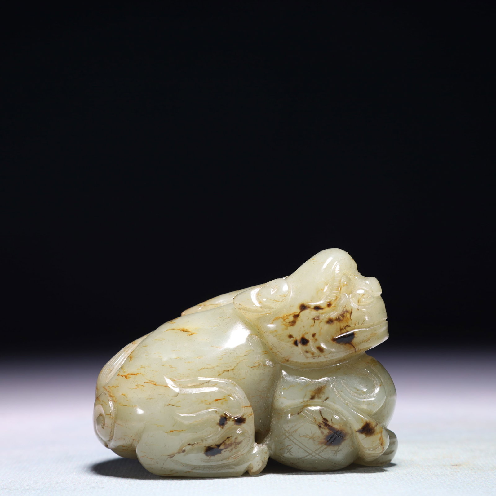 An Exquisite White Jade Beast Ornament: An Exquisite White Jade Beast Ornament,Qing Dynasty,China,Size:3inx2inx2.2in,Weight:312g 白玉兽摆件,中国清代