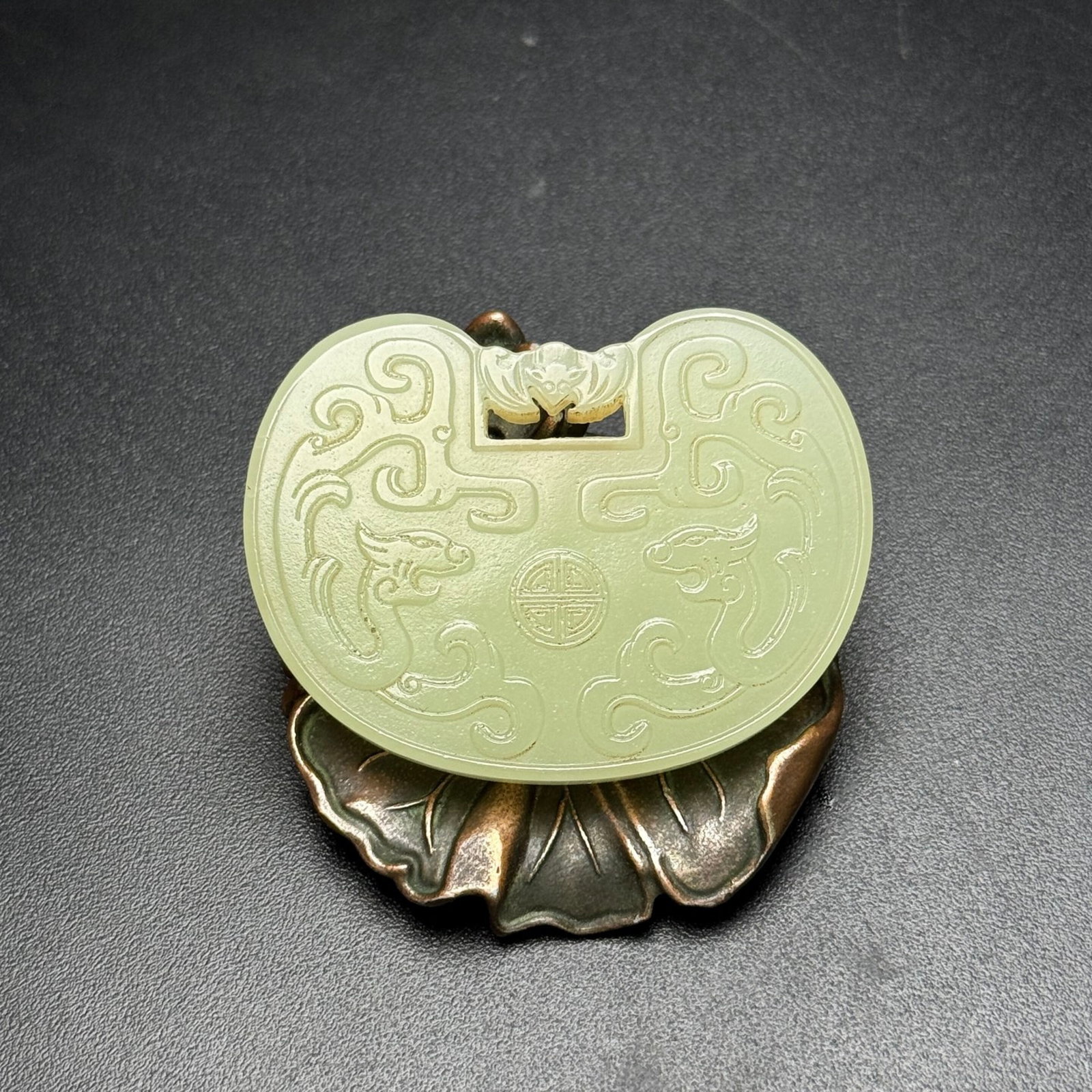 An Exquisite White Jade Bats Dragon Pattern Pendant: An Exquisite White Jade Bats Dragon Pattern Pendant,Qing Dynasty,China,Size:2inx1.6inx0.2in,Weight:26g 白玉蝙蝠龙纹挂件,中国清代