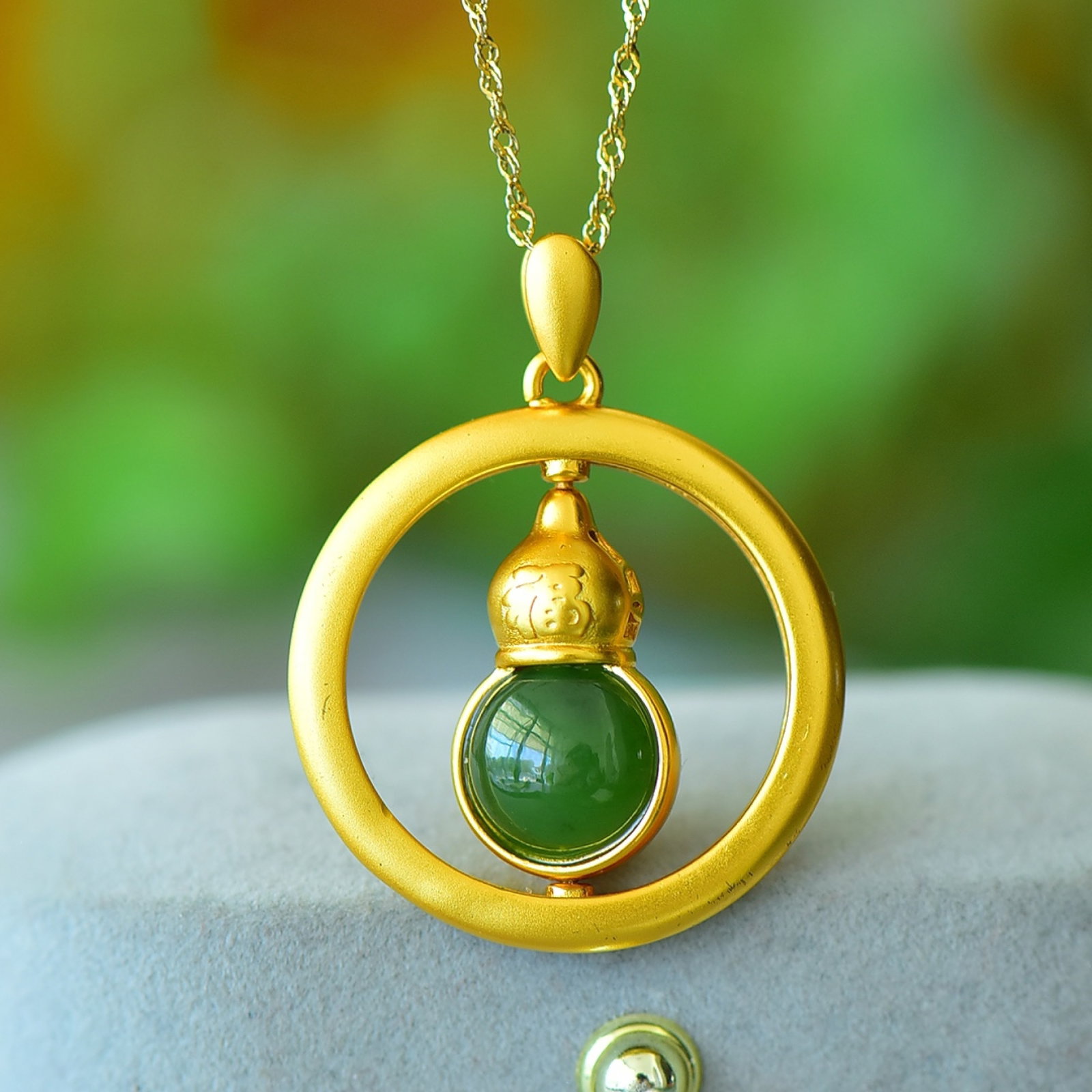 An Exquisite Bronze-Gold Plated Inlaid Jasper Gourd Necklace: An Exquisite Bronze-Gold Plated Inlaid Jasper Gourd Necklace,Size:0.4inx0.4in 铜镀金镶碧玉葫芦项链