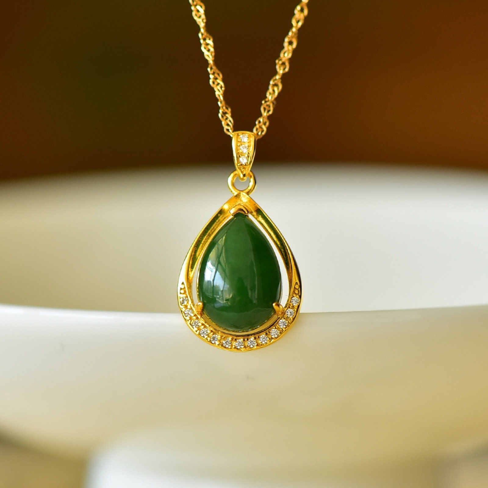 An Exquisite Sterling Silver-Gold Plated Inlaid Jasper Necklace,Inlaid Diamond: An Exquisite Sterling Silver-Gold Plated Inlaid Jasper Necklace,Inlaid Diamond,Size:0.4inx0.6in 纯银镀金镶碧玉项链,嵌钻石