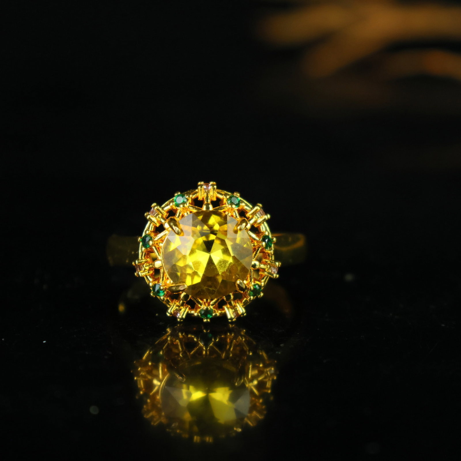 An Exquisite Ring: An Exquisite Ring,Size:0.4inx0.4in 一个精美的戒指