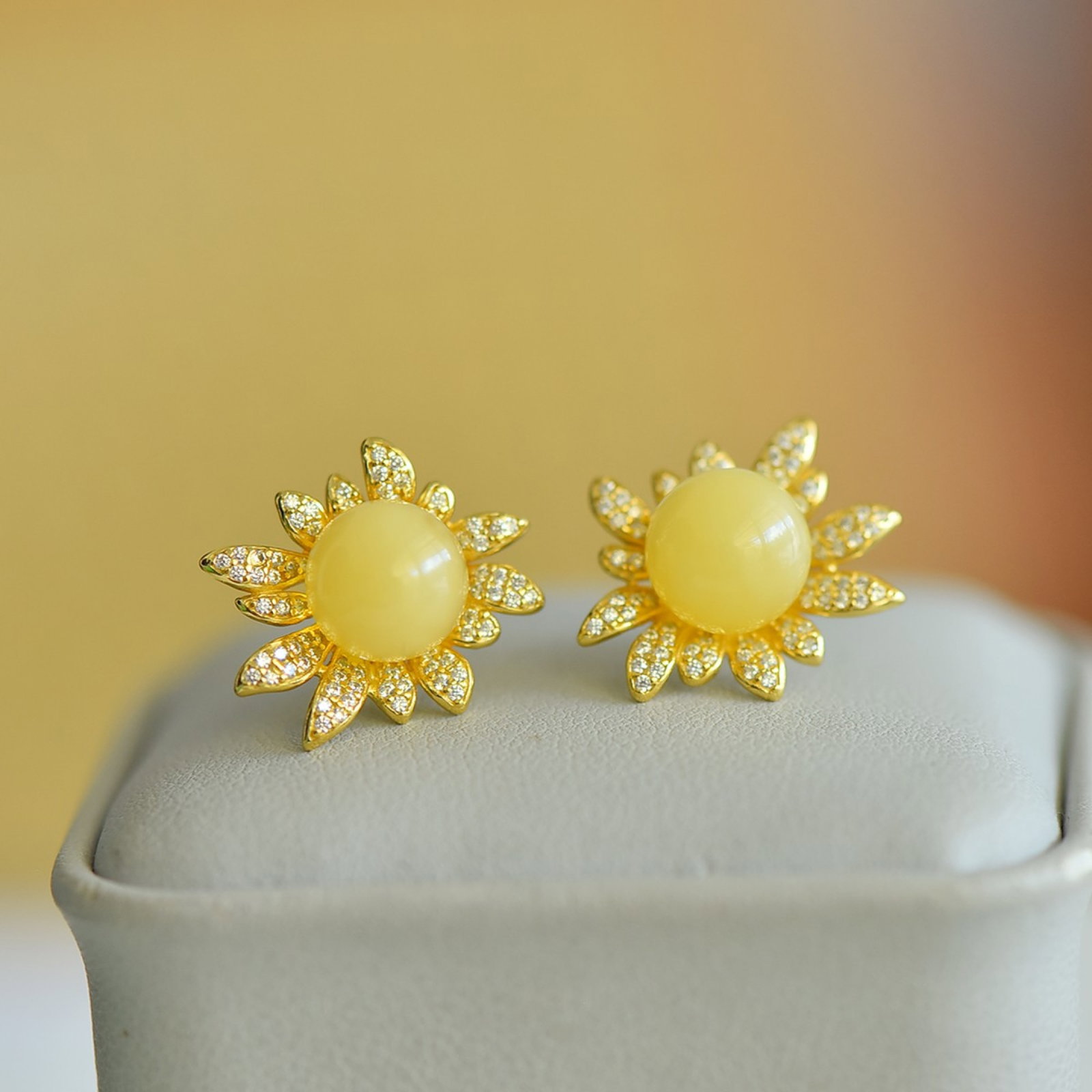 A Pair of Exquisite Sterling Silver-Gold Plated Inlaid Amber Earrings,Inlaid Diamond: A Pair of Exquisite Sterling Silver-Gold Plated Inlaid Amber Earrings,Inlaid Diamond,Size:0.4inx0.4in
