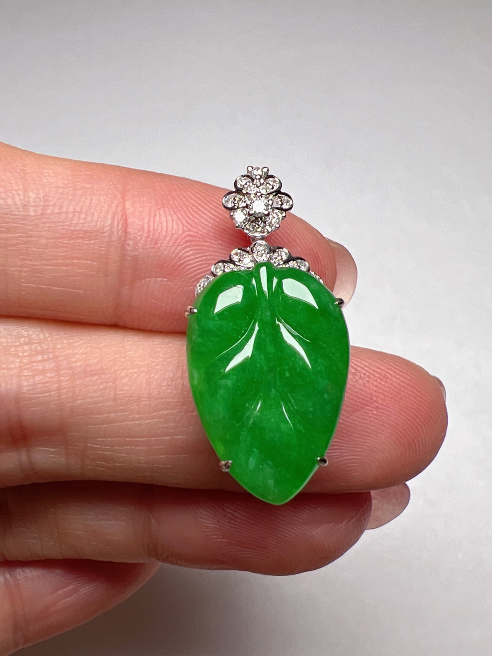 An Exquisite 18k Gold Diamond Inlaid Jadeite Pendant: An Exquisite 18k Gold Diamond Inlaid Jadeite Pendant,Size(Loose Stone):0.7inx0.5inx0.1in 18k金钻镶嵌翡翠吊坠
