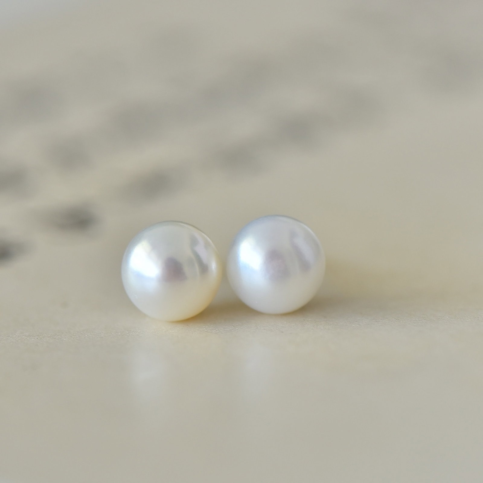 A Pair of Exquisite Sterling Silver Inlaid Pearl Earrings: A Pair of Exquisite Sterling Silver Inlaid Pearl Earrings,Size:0.3inxmm 一对纯银镶珍珠耳环