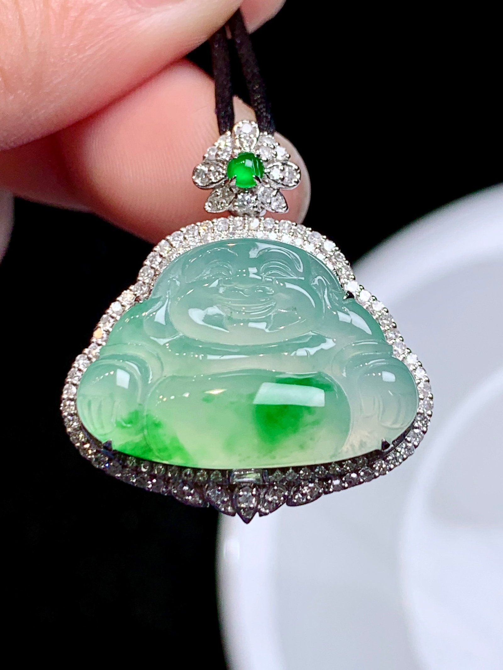 An Exquisite 18k Gold Diamond Inlaid Jadeite Pendant: An Exquisite 18k Gold Diamond Inlaid Jadeite Pendant,Size(Loose Stone):0.9inx0.6inx0.1in 18k金钻镶嵌翡翠吊坠