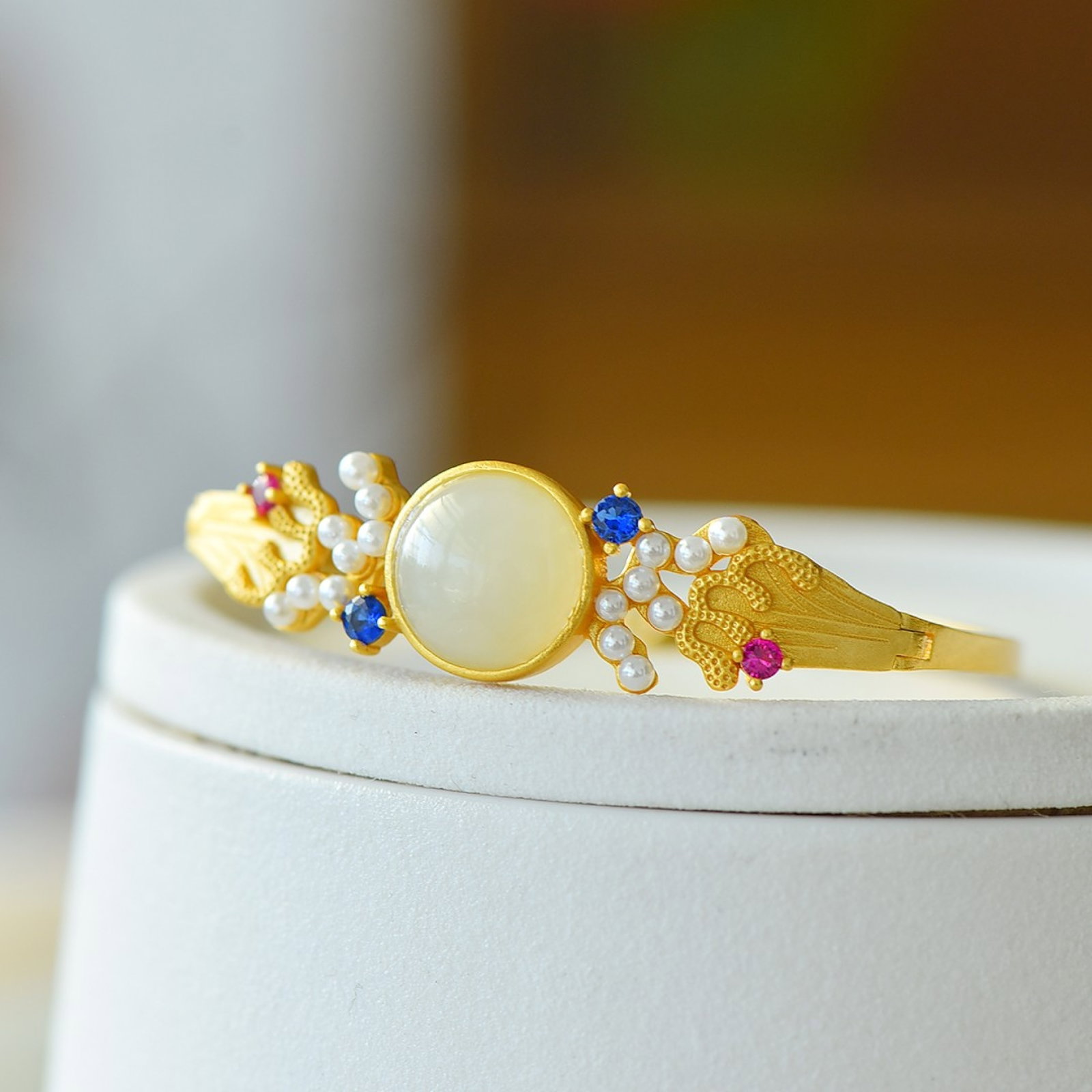 An Exquisite Sterling Silver-Gold Plated Inlaid White Jade Bracelet,Inlaid Pearl: An Exquisite Sterling Silver-Gold Plated Inlaid White Jade Bracelet,Inlaid Pearl,Size:0.5inx0.5in 纯银镀金镶白玉手镯,嵌珍珠