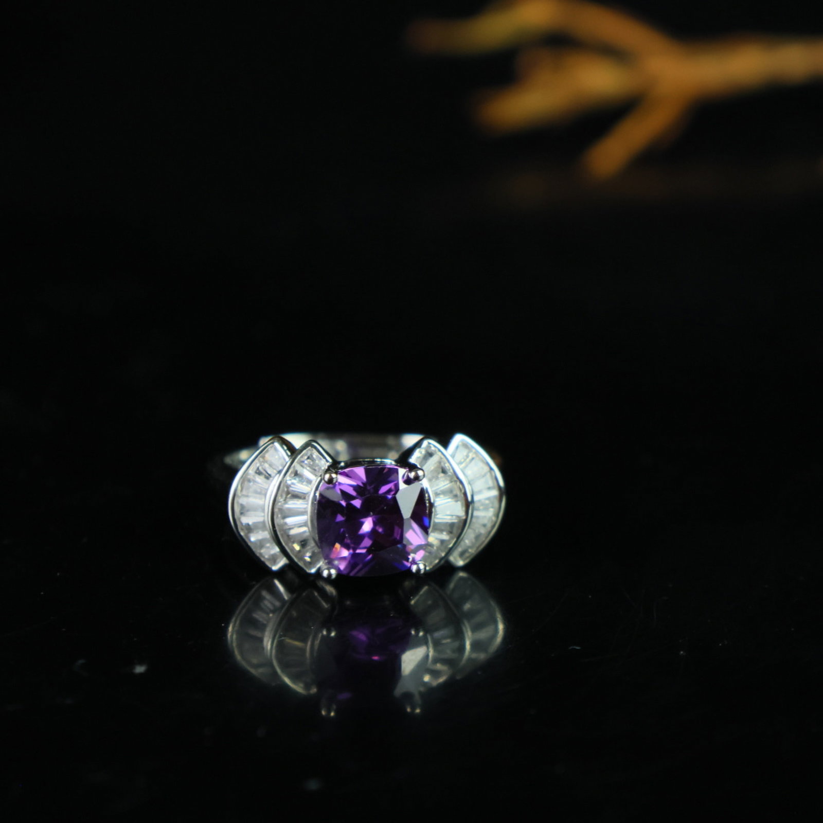 An Exquisite Ring: An Exquisite Ring,Size:0.3in 一个精美的戒指