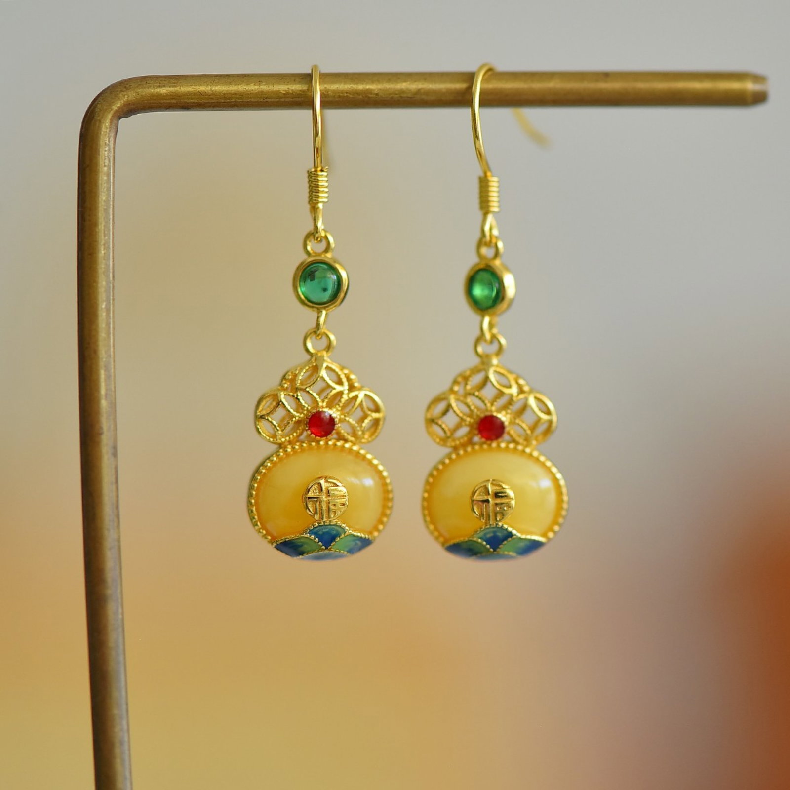 A Pair of Exquisite Sterling Silver-Gold Plated Inlaid Amber Earrings: A Pair of Exquisite Sterling Silver-Gold Plated Inlaid Amber Earrings,Size:0.3inx0.4in 一对纯银镀金镶琥珀耳环