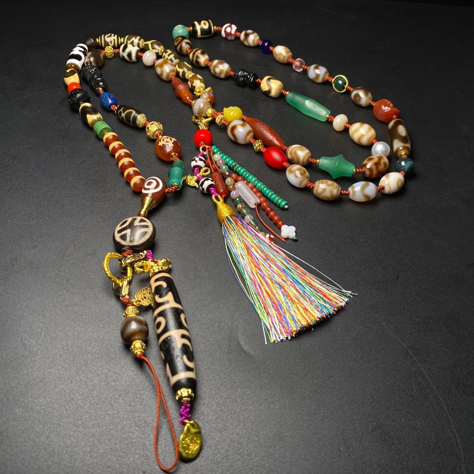 An Exquisite Dzi Bead Inlaid Agate Pendant: An Exquisite Dzi Bead Inlaid Agate Pendant,Size:2.2inx0.5in,1.1inx0.4in 天珠配玛瑙挂件