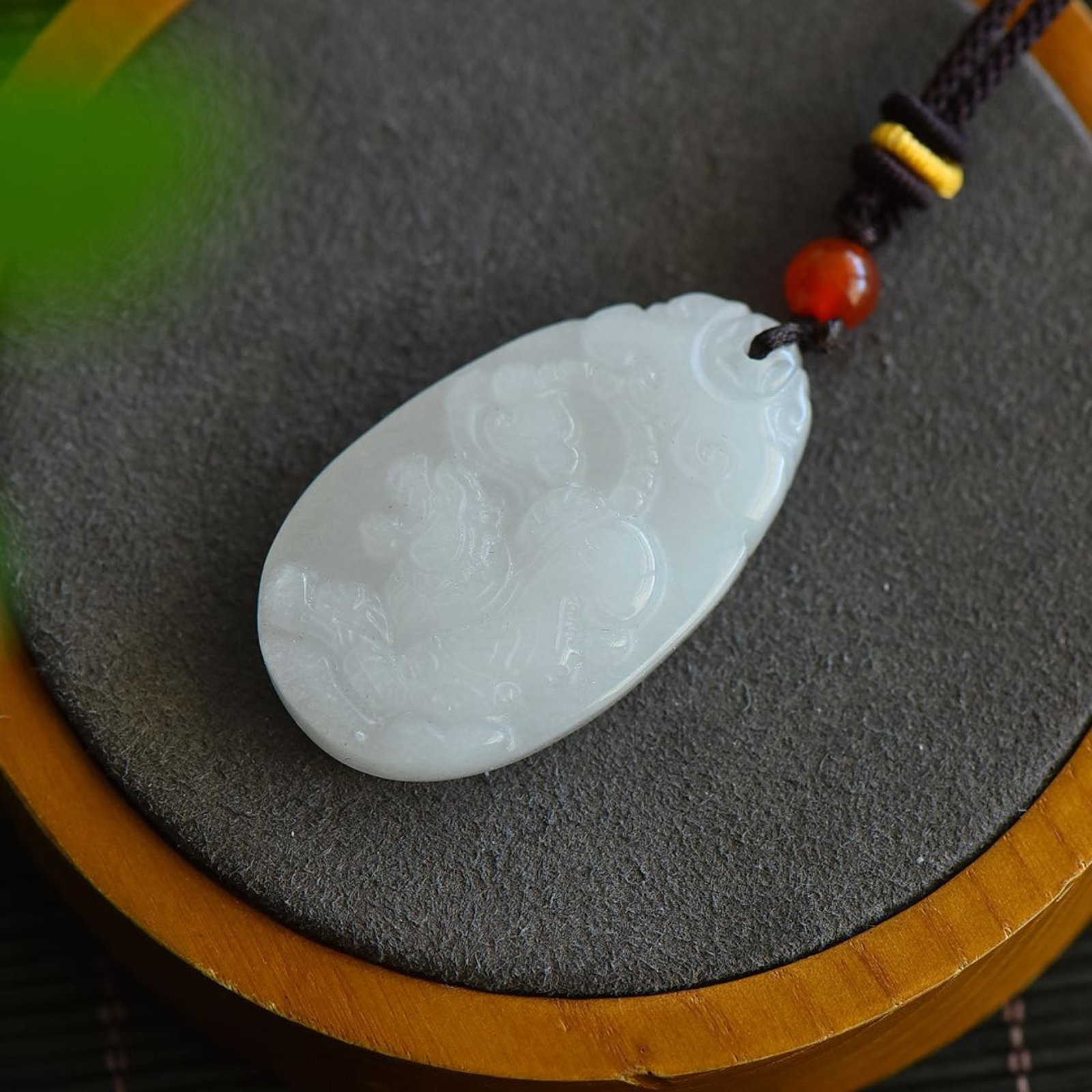 An Exquisite White Jade Tiger Pattern Pendant - 3