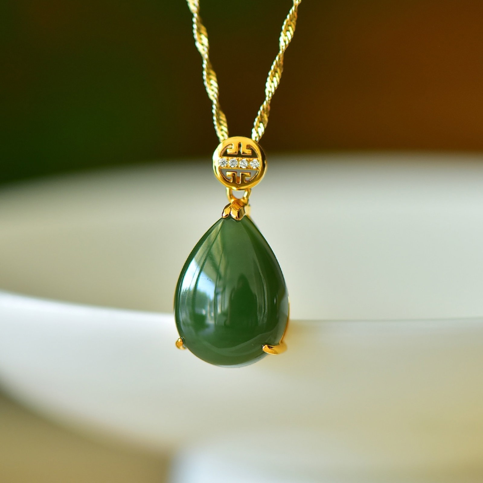 An Exquisite Sterling Silver-Gold Plated Inlaid Jasper Pendant,Inlaid Diamond: An Exquisite Sterling Silver-Gold Plated Inlaid Jasper Pendant,Inlaid Diamond,Size:0.5inx0.7in 纯银镀金镶碧玉项链,嵌钻石