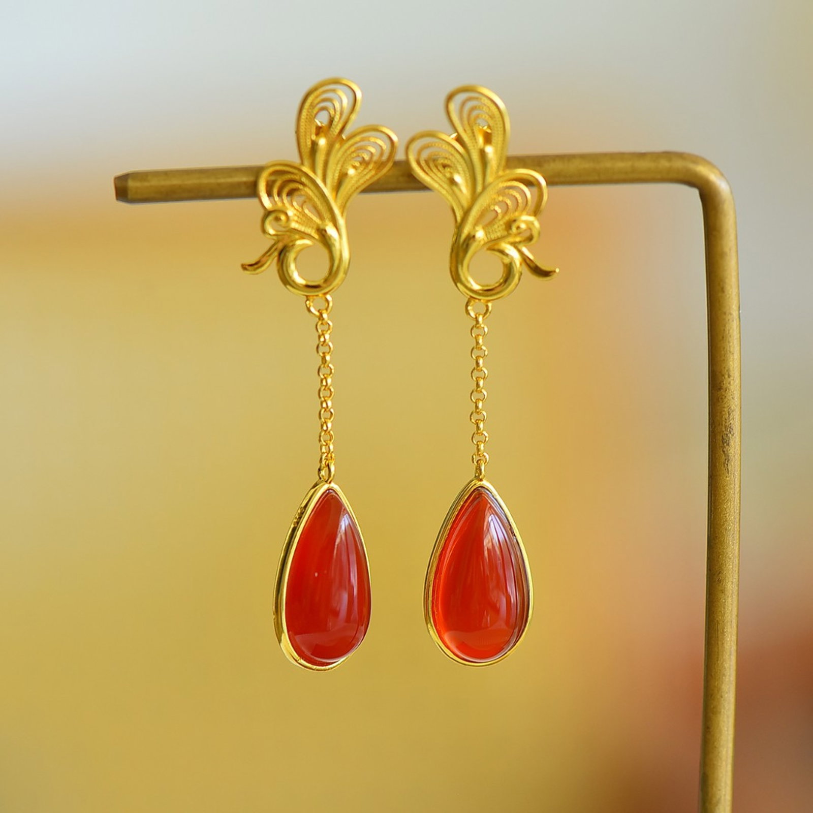 A Pair of Exquisite Sterling Silver-Gold Plated Inlaid Agate Earrings: A Pair of Exquisite Sterling Silver-Gold Plated Inlaid Agate Earrings,Size:0.3inx0.6in 一对纯银镀金镶玛瑙耳环
