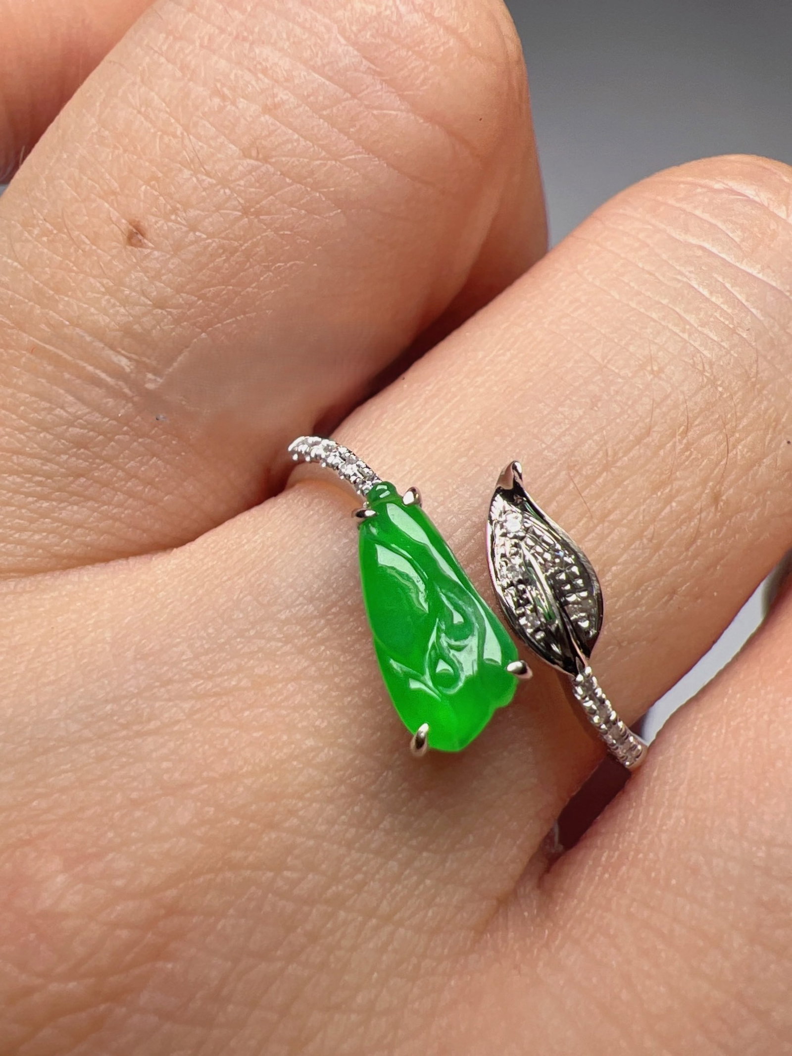 An Exquisite 18k Gold Diamond Inlaid Jadeite Ring: An Exquisite 18k Gold Diamond Inlaid Jadeite Ring,Size(Loose Stone):0.4inx0.2inx0.1in #14 18k金钻镶嵌翡翠戒指