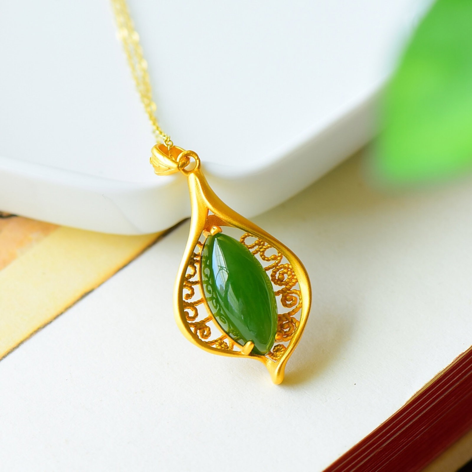 An Exquisite Sterling Silver-Gold Plated Inlaid Jasper Necklace: An Exquisite Sterling Silver-Gold Plated Inlaid Jasper Necklace,Size:0.7inx1.4in 纯银镀金镶碧玉项链