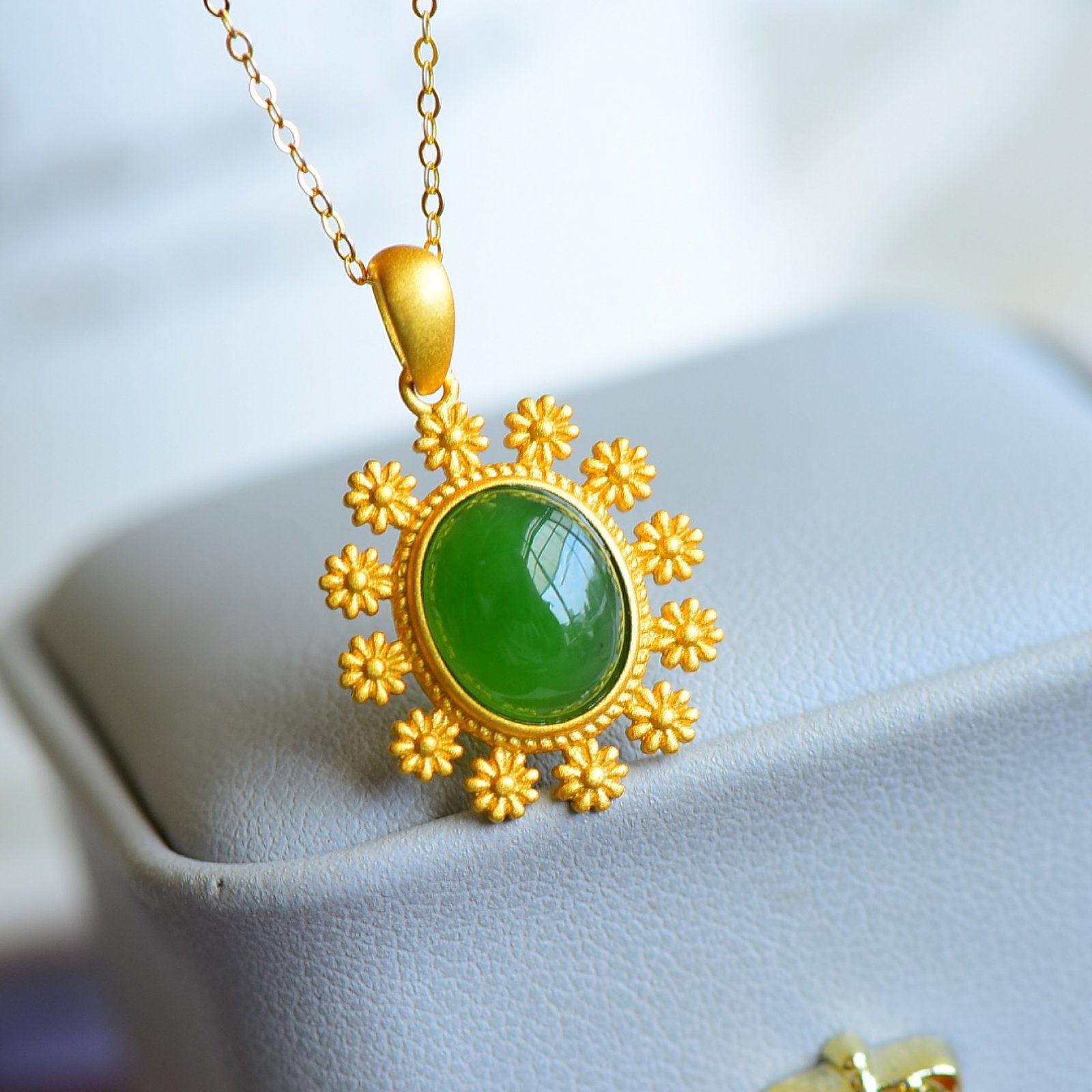 An Exquisite Sterling Silver-Gold Plated Inlaid Jasper Pendant: An Exquisite Sterling Silver-Gold Plated Inlaid Jasper Pendant 纯银镀金镶碧玉项链