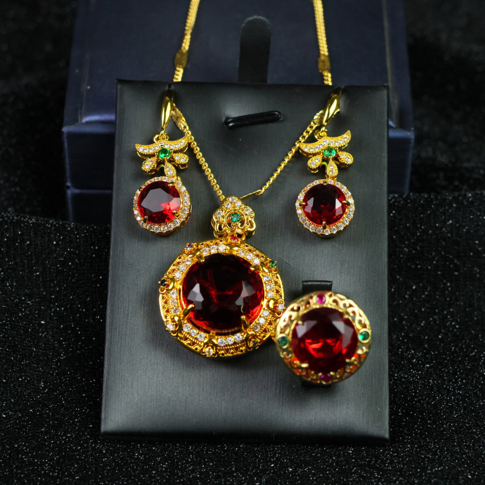 A Set of Fine Jewelry: A Set of Fine Jewelry 一套精美的首饰