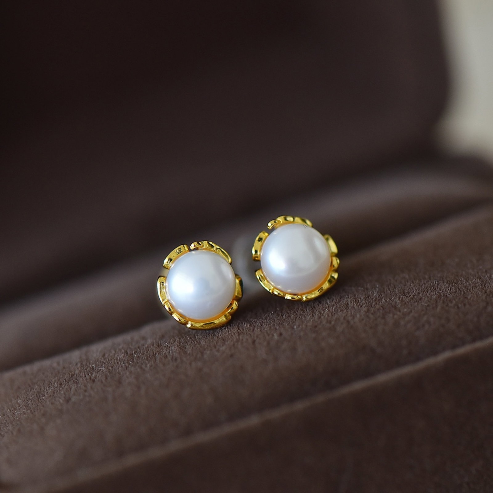 A Pair of Exquisite Sterling Silver-Gold Plated Inlaid Pearl Earrings: A Pair of Exquisite Sterling Silver-Gold Plated Inlaid Pearl Earrings,Size:0.2inx0.2in 一对纯银镀金镶珍珠耳钉